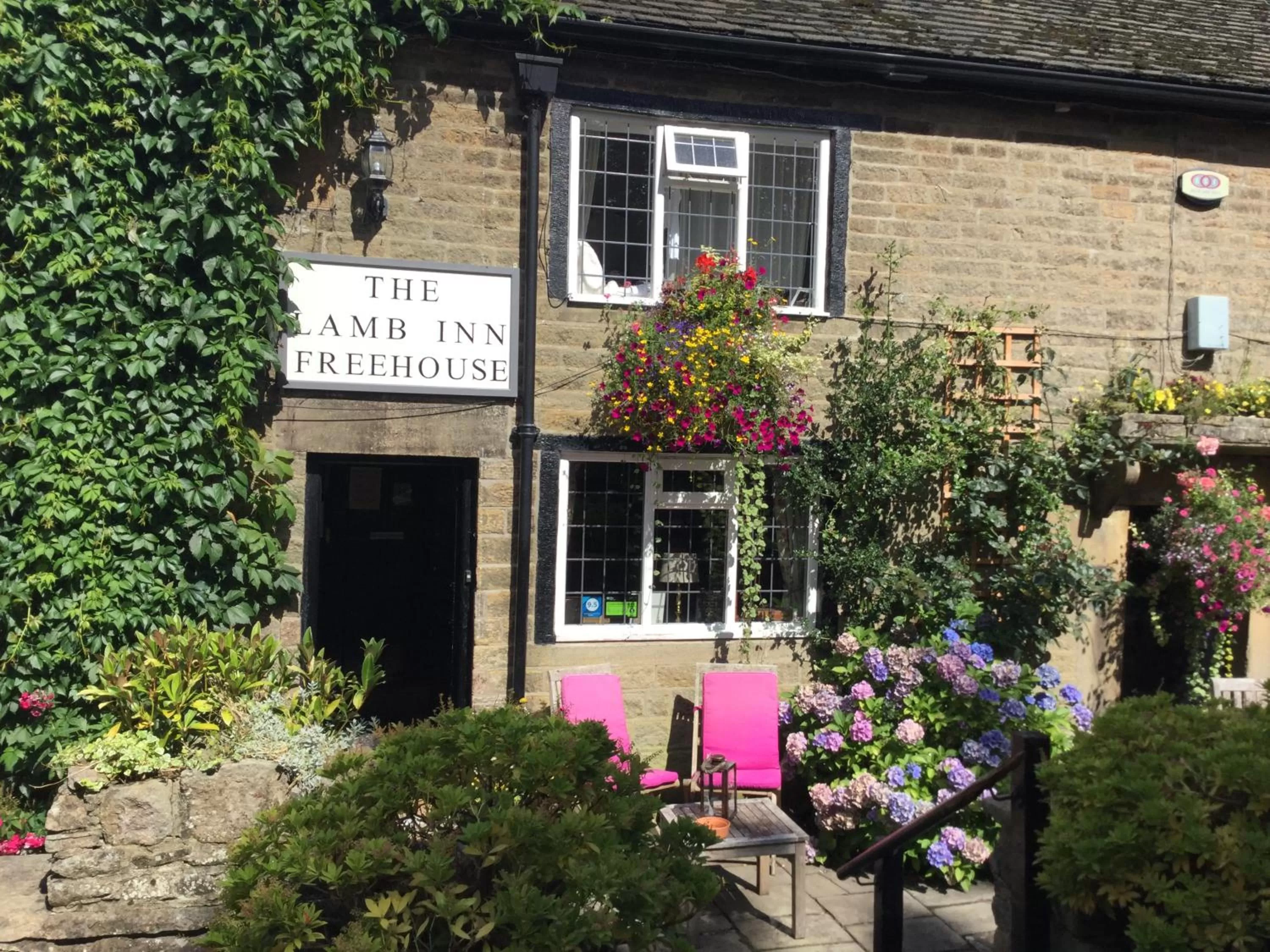 Facade/entrance in The Lamb Inn