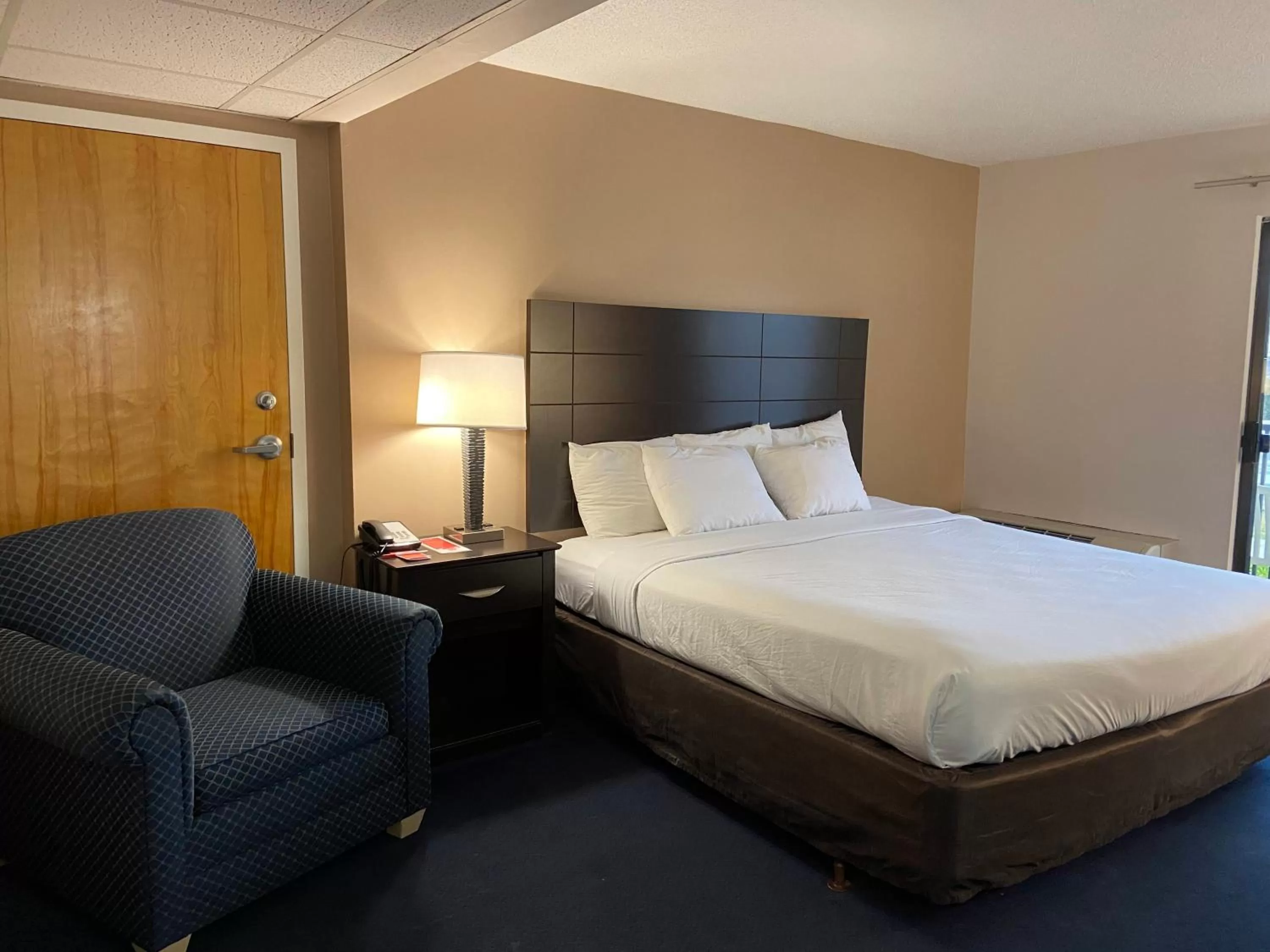 Bed in Econo Lodge Inn & Suites Rehoboth Beach