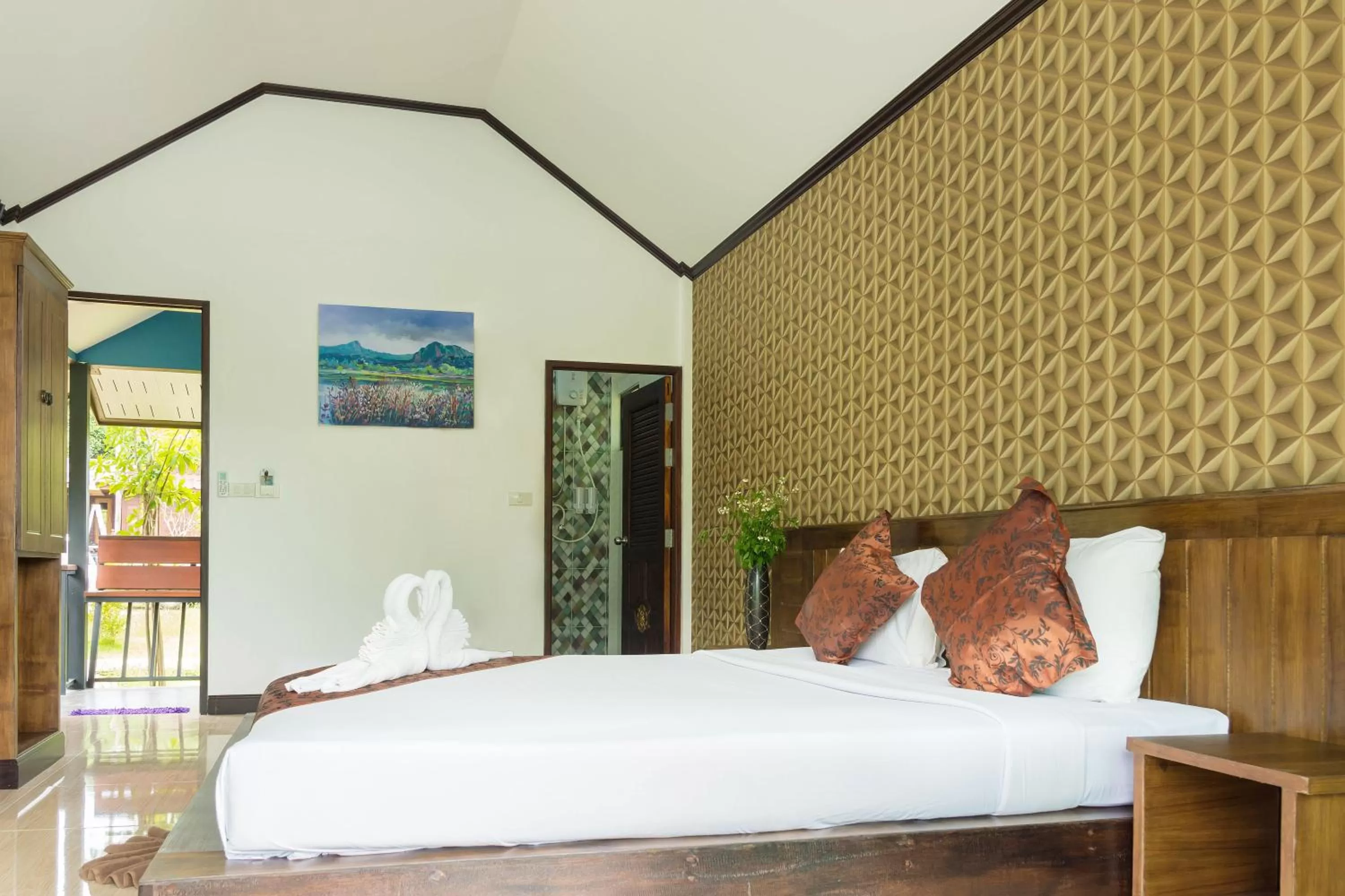 Bed in Baannai Lake View Resort