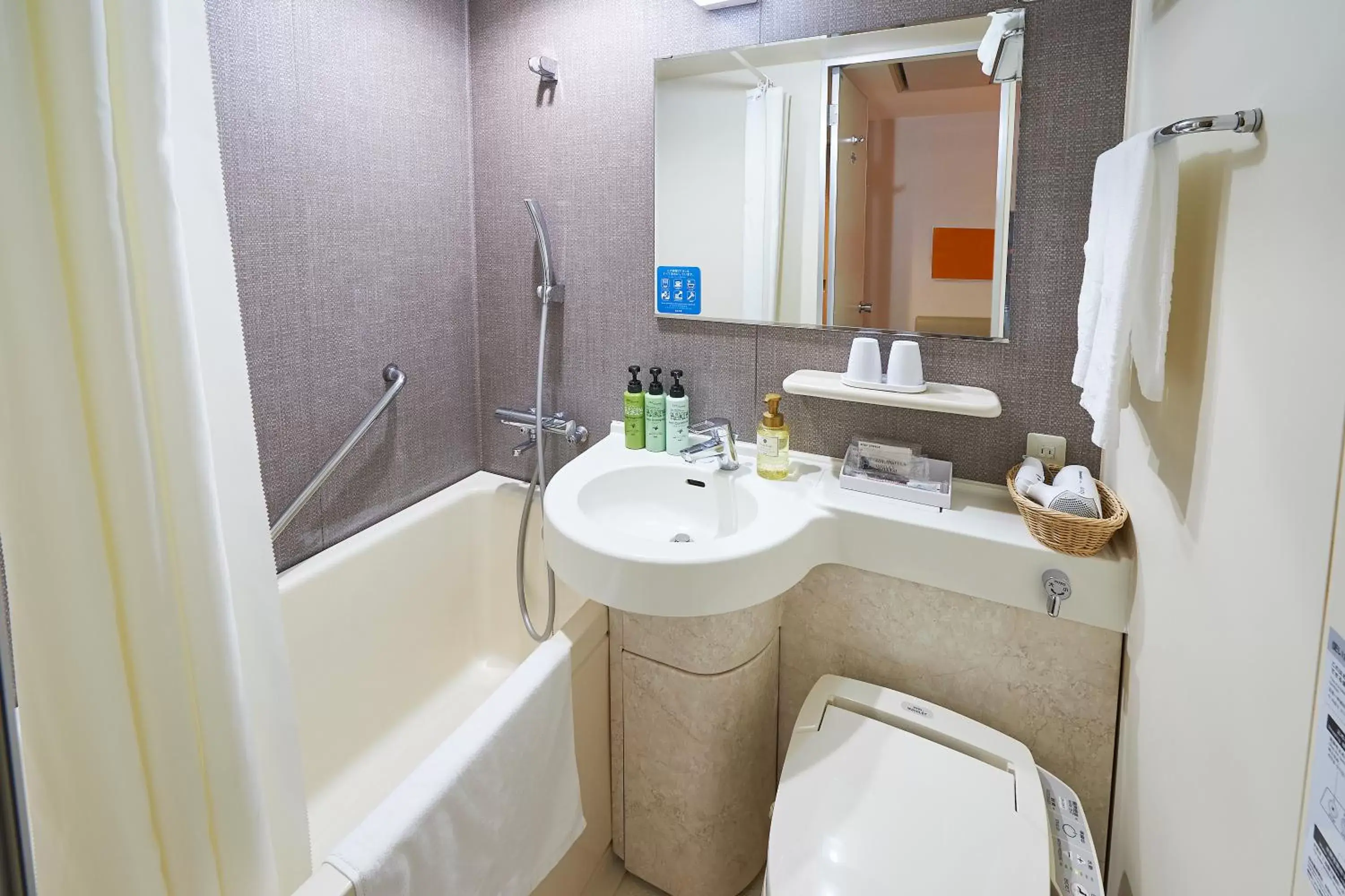 Economy Twin Room - Smoking in Sotetsu Grand Fresa Osaka-Namba Economy Twin Room - Smoking in Sotetsu Grand Fresa Osaka-Namba