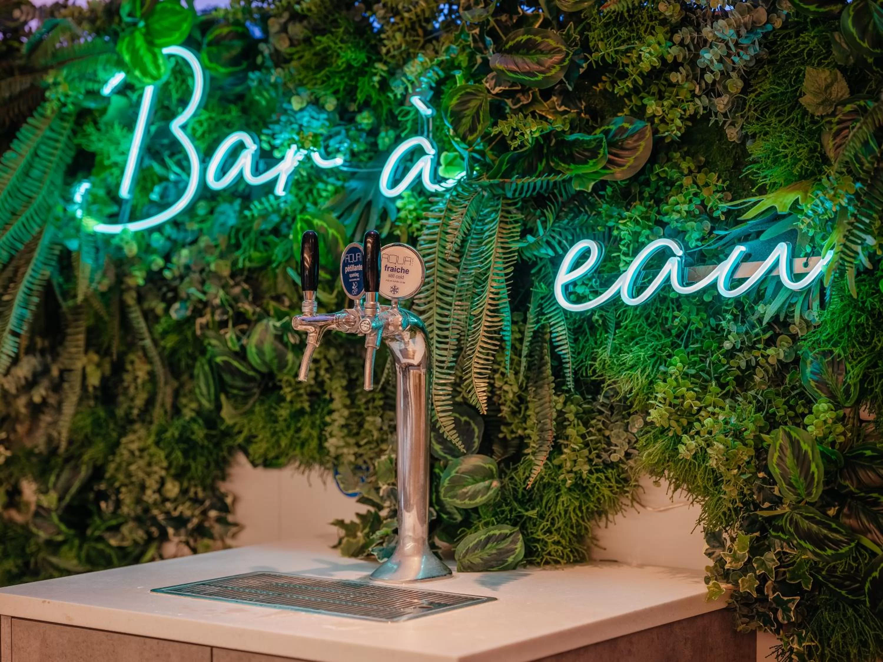 Lounge or bar in Novotel Paris Centre Tour Eiffel