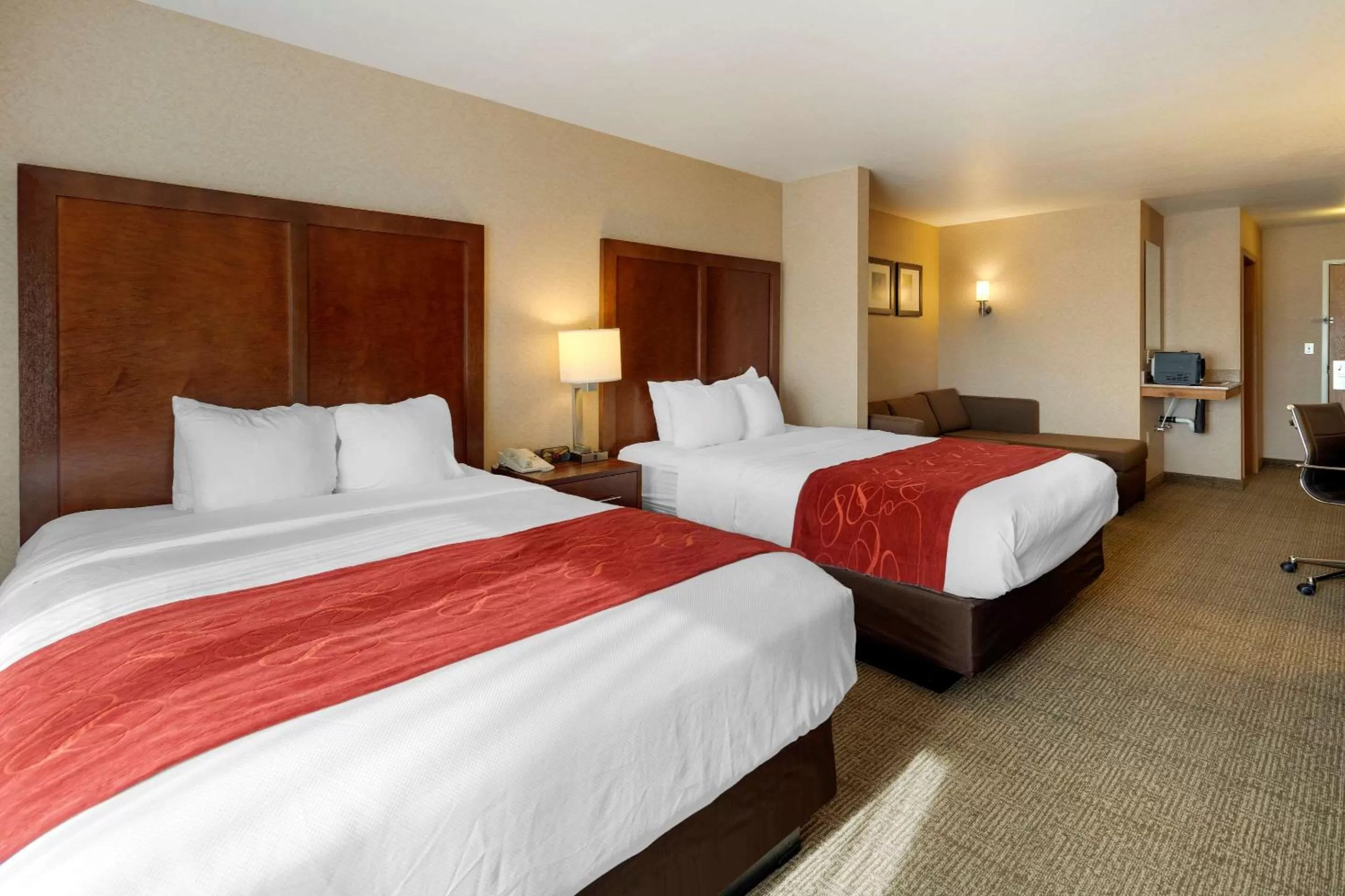 Photo of the whole room, Bed in Comfort Suites Anchorage International Airport