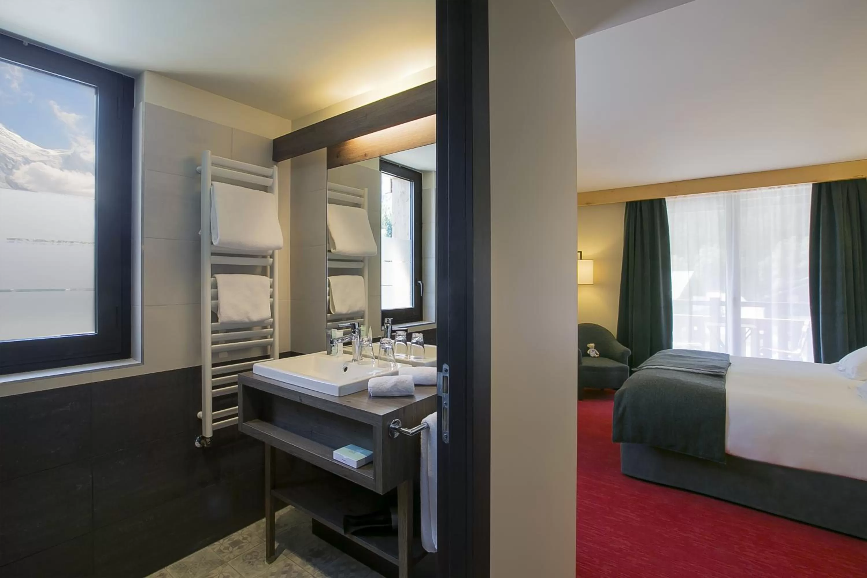 Bathroom, Bed in Excelsior Chamonix Hôtel & Spa