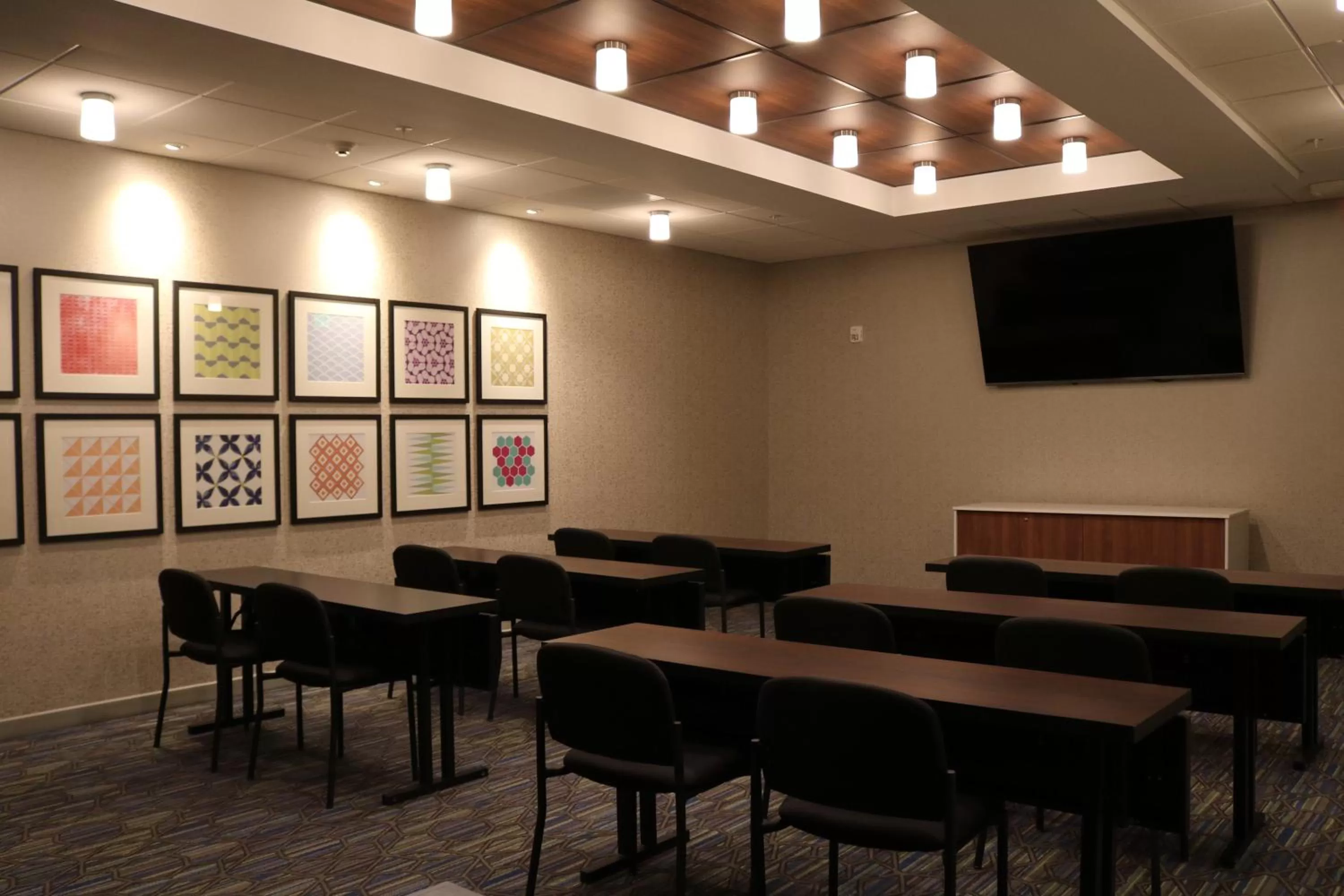 Meeting/conference room in Holiday Inn Express & Suites - Portland Airport - Cascade Stn by IHG