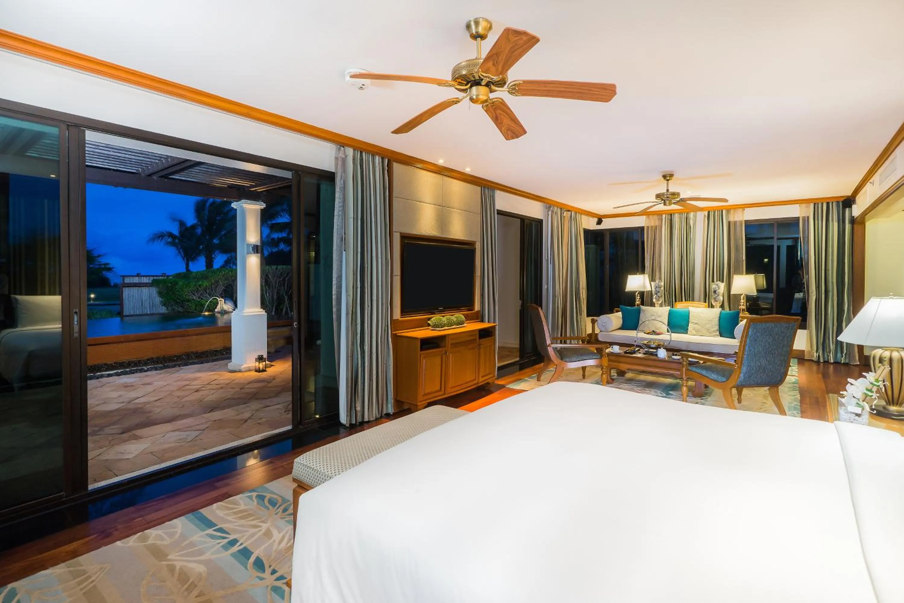 TV and multimedia, Bed in JW Marriott Phuket Resort and Spa