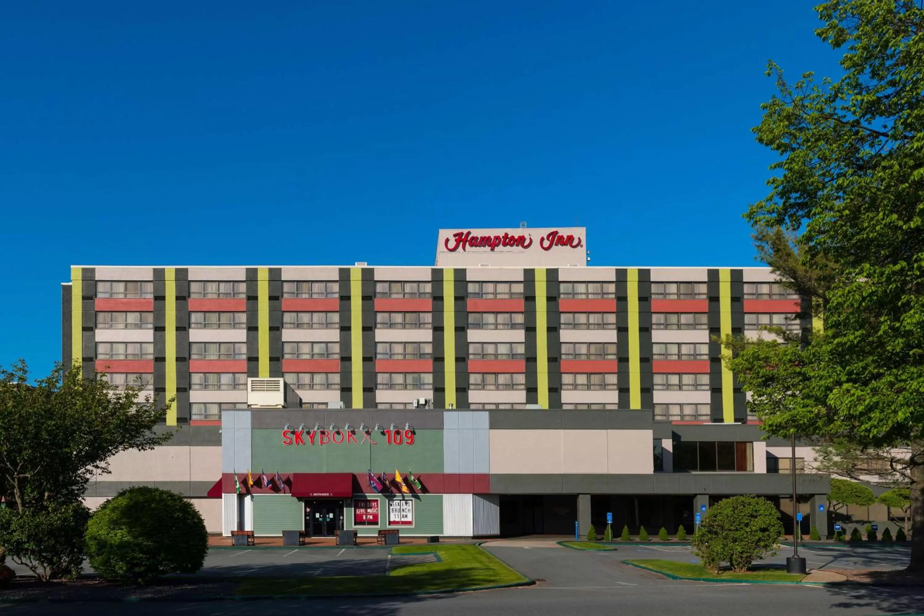 Property building in Hampton Inn Boston-Natick