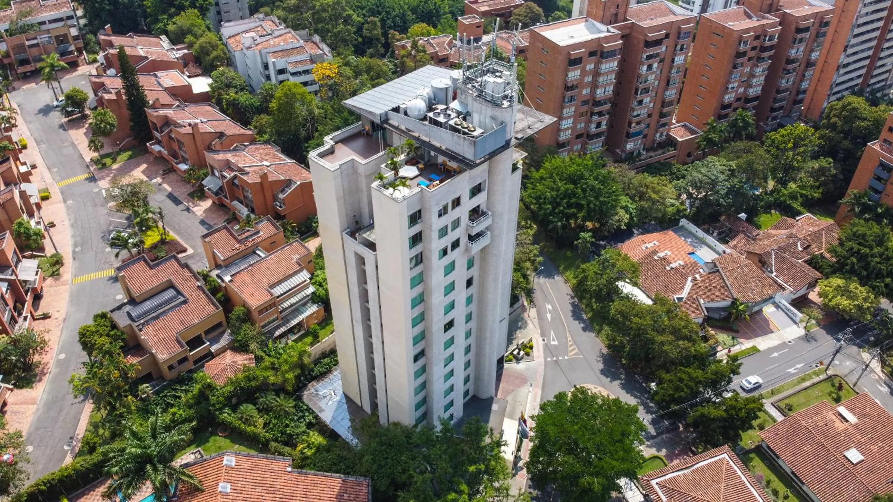 Property building in Apartamentos Poblado Alejandría by HOUSY HOST