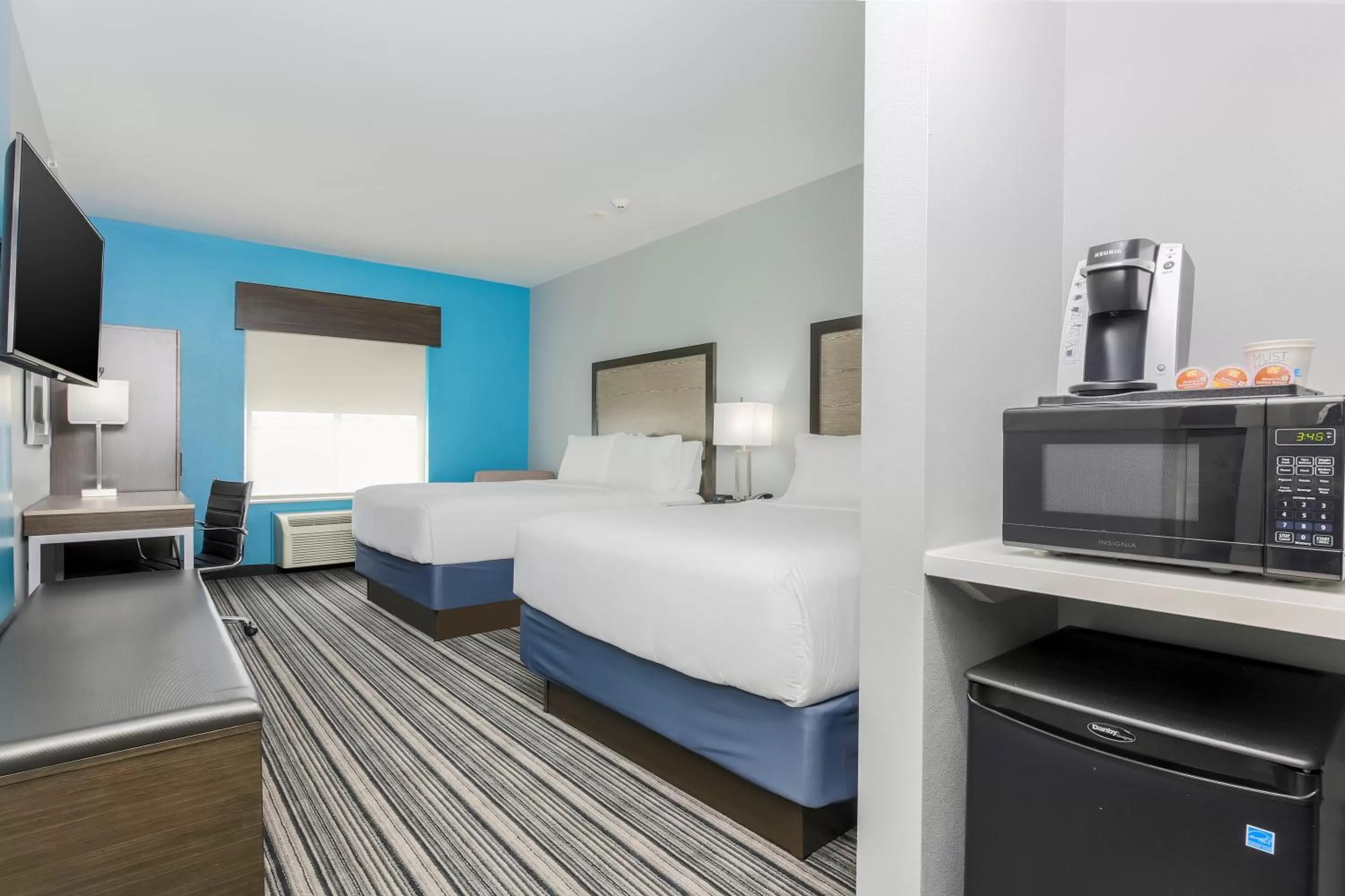 Photo of the whole room, Bed in Holiday Inn Express & Suites Houston - Hobby Airport Area by IHG