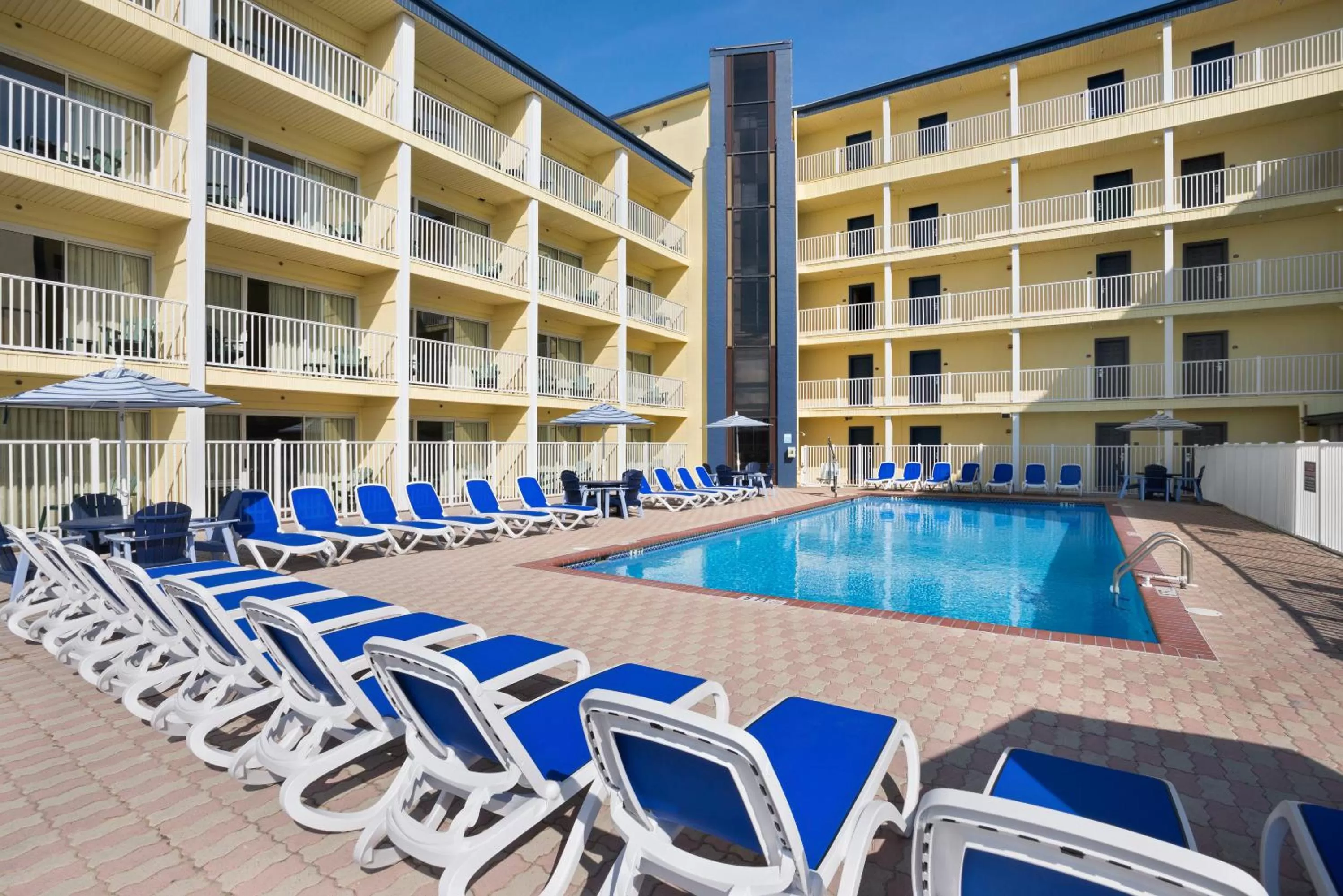 Swimming pool in Howard Johnson by Wyndham Ocean City Oceanfront