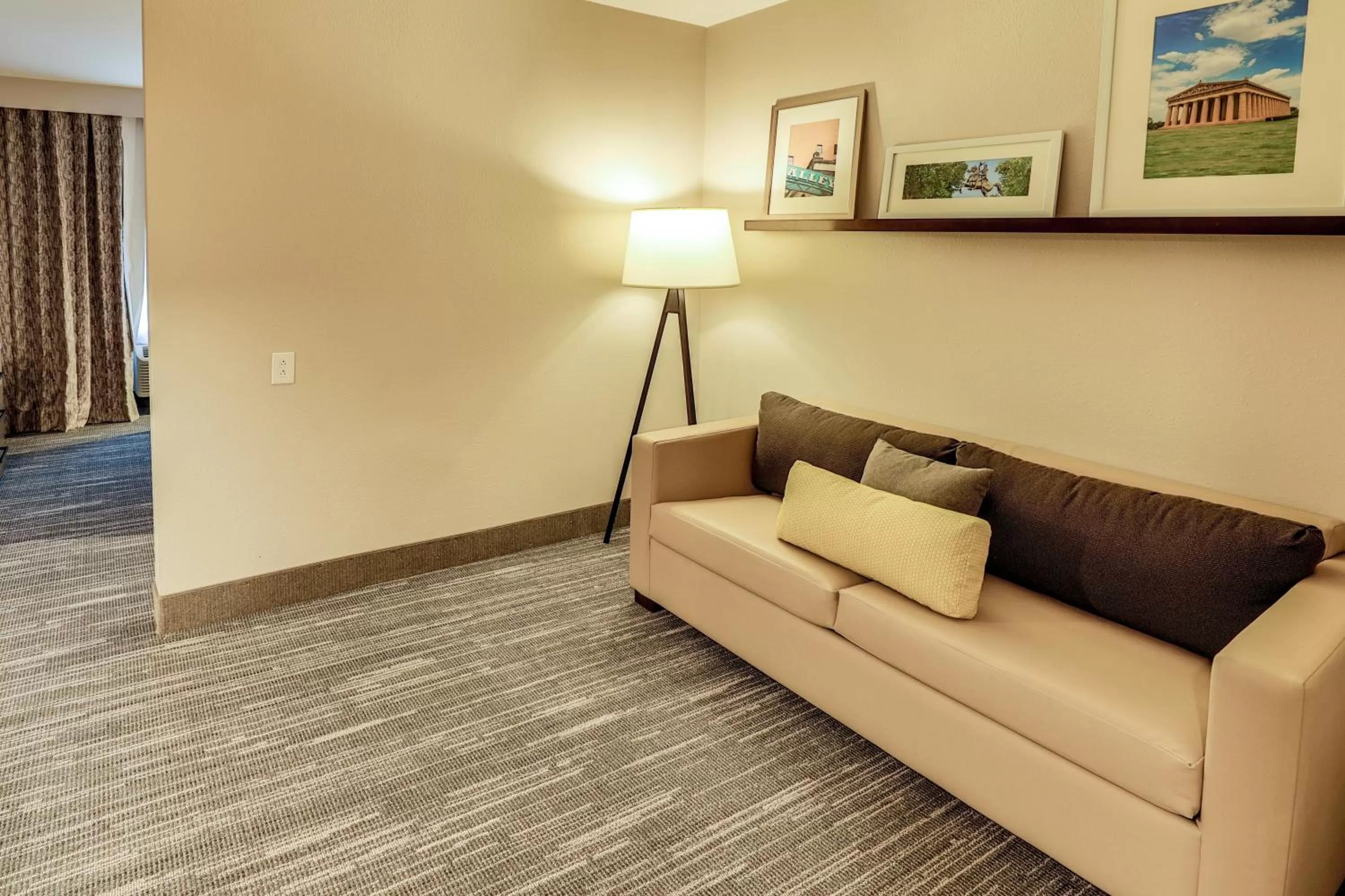 Living room in Country Inn & Suites by Radisson Nashville Airport TN