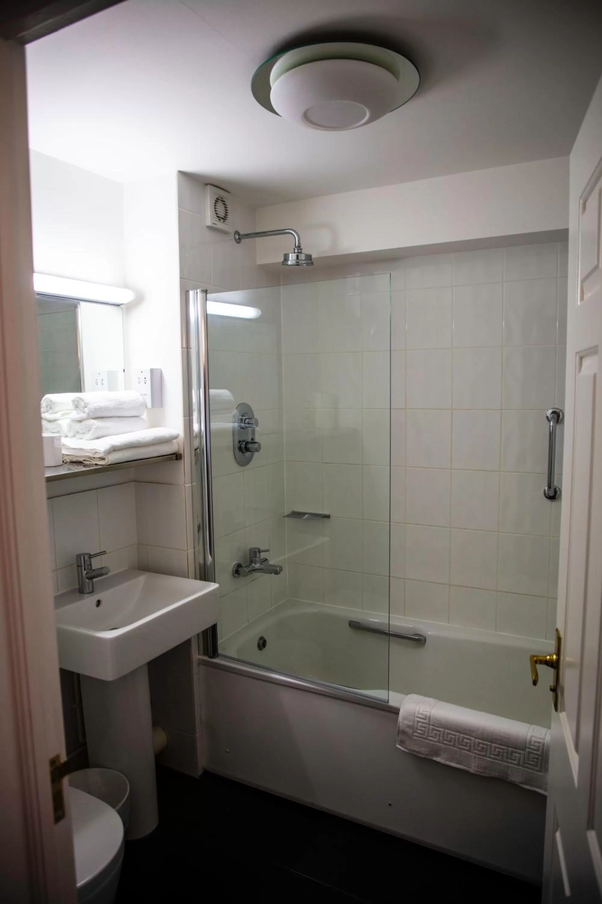 Shower in The Charlton Boutique Hotel