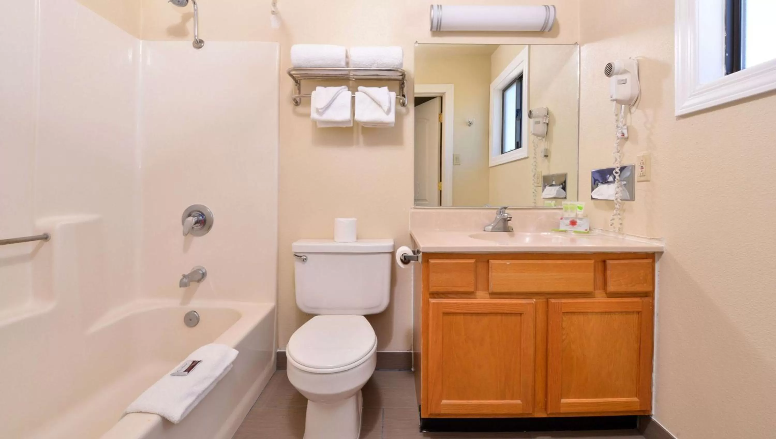 Bathroom in Magnuson Hotel Blythe