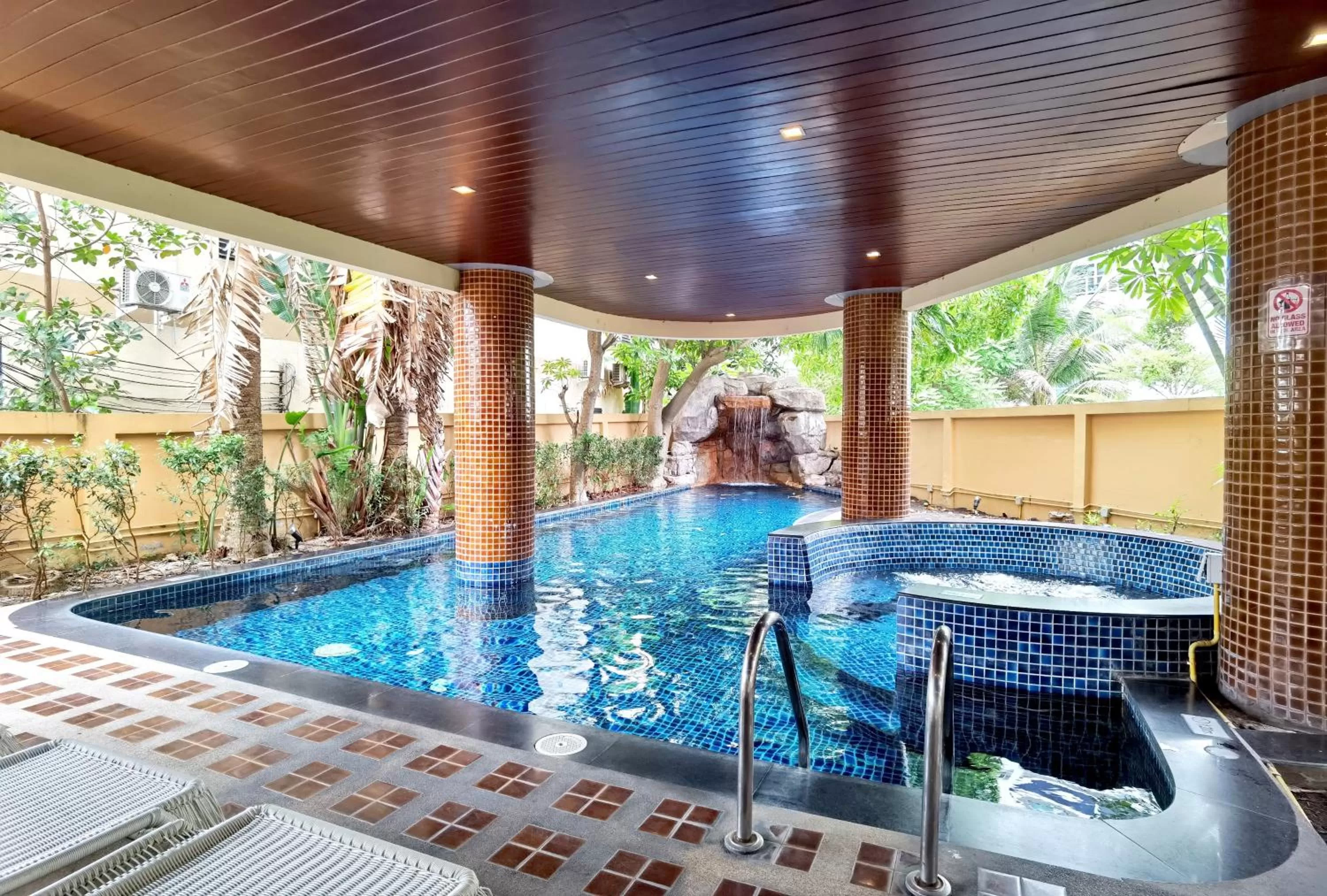Swimming pool in Nova Gold Hotel Pattaya