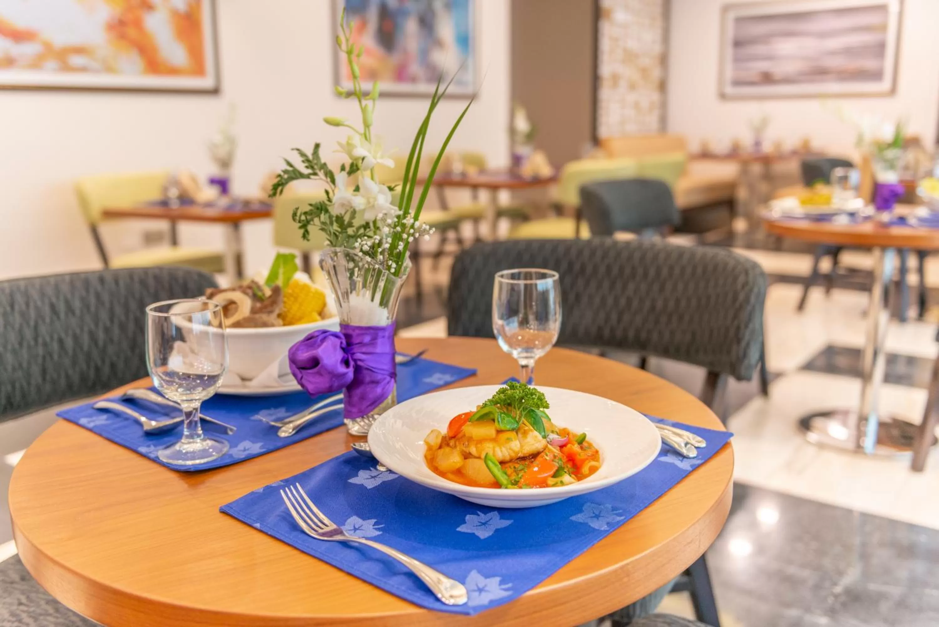 Restaurant/places to eat in Century Hotel Doha