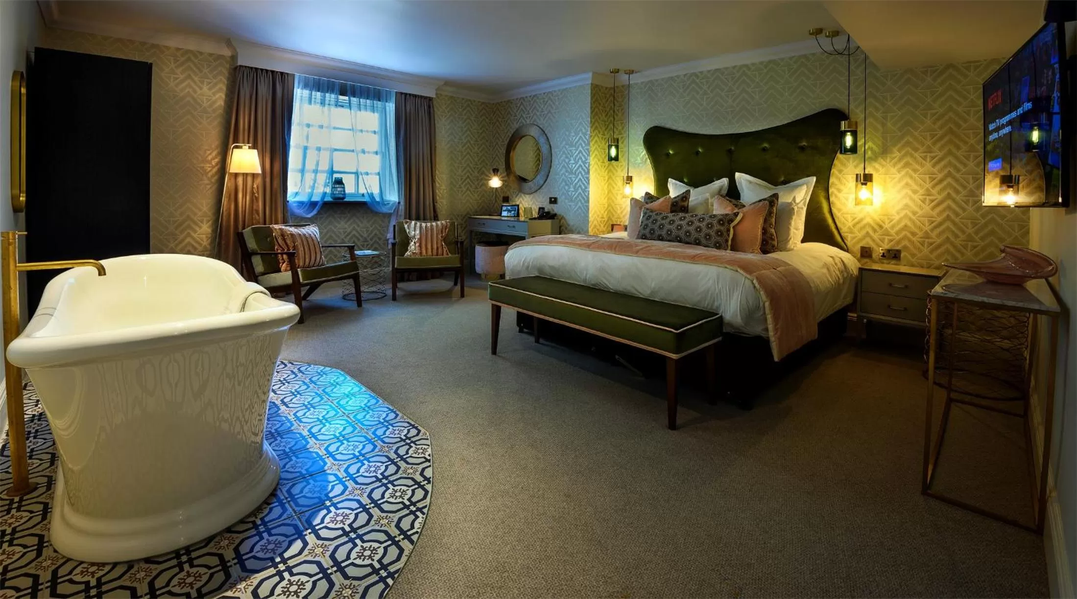 Photo of the whole room, Bed in Gonville Hotel