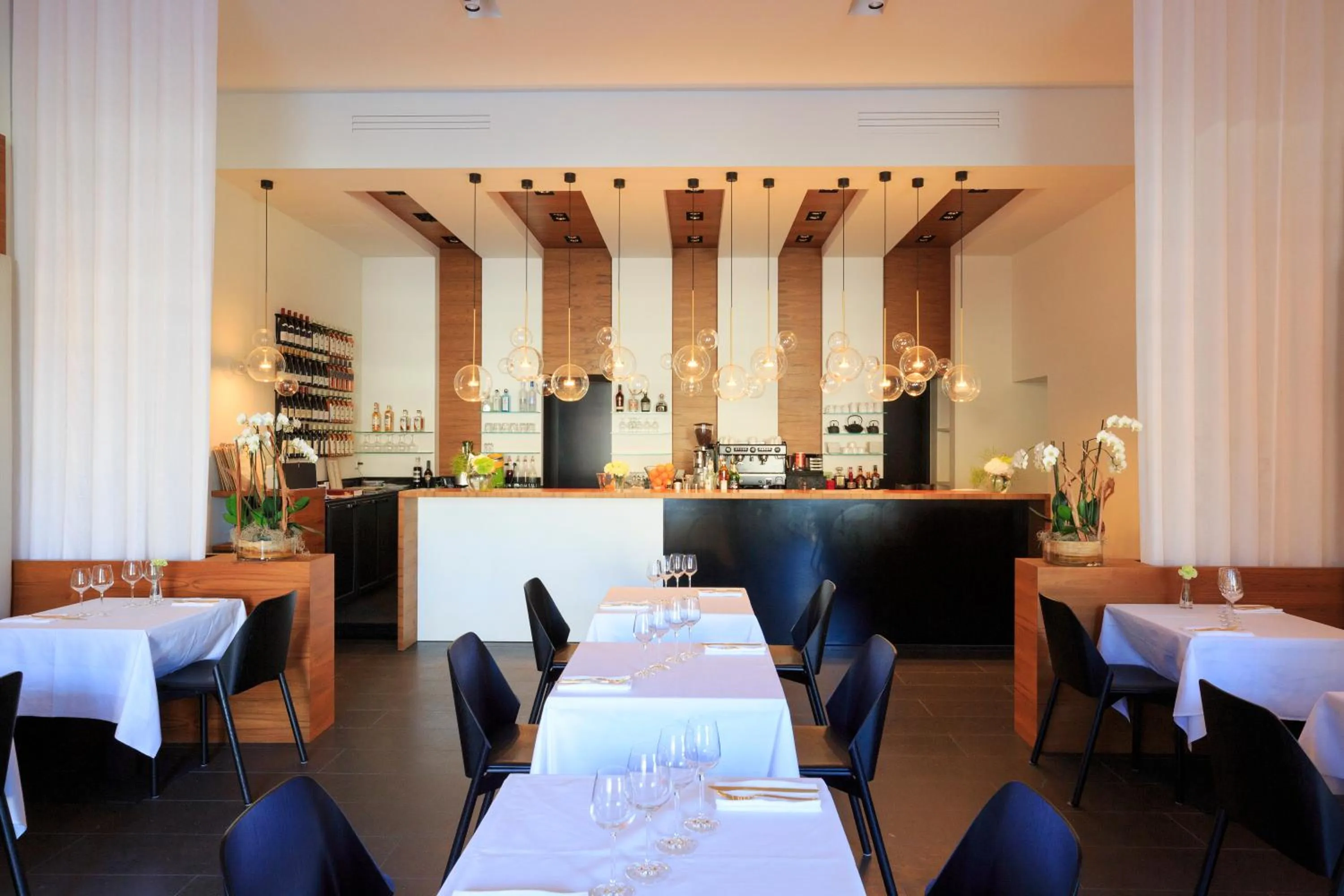 Restaurant/places to eat in Hotel Centre Nautique