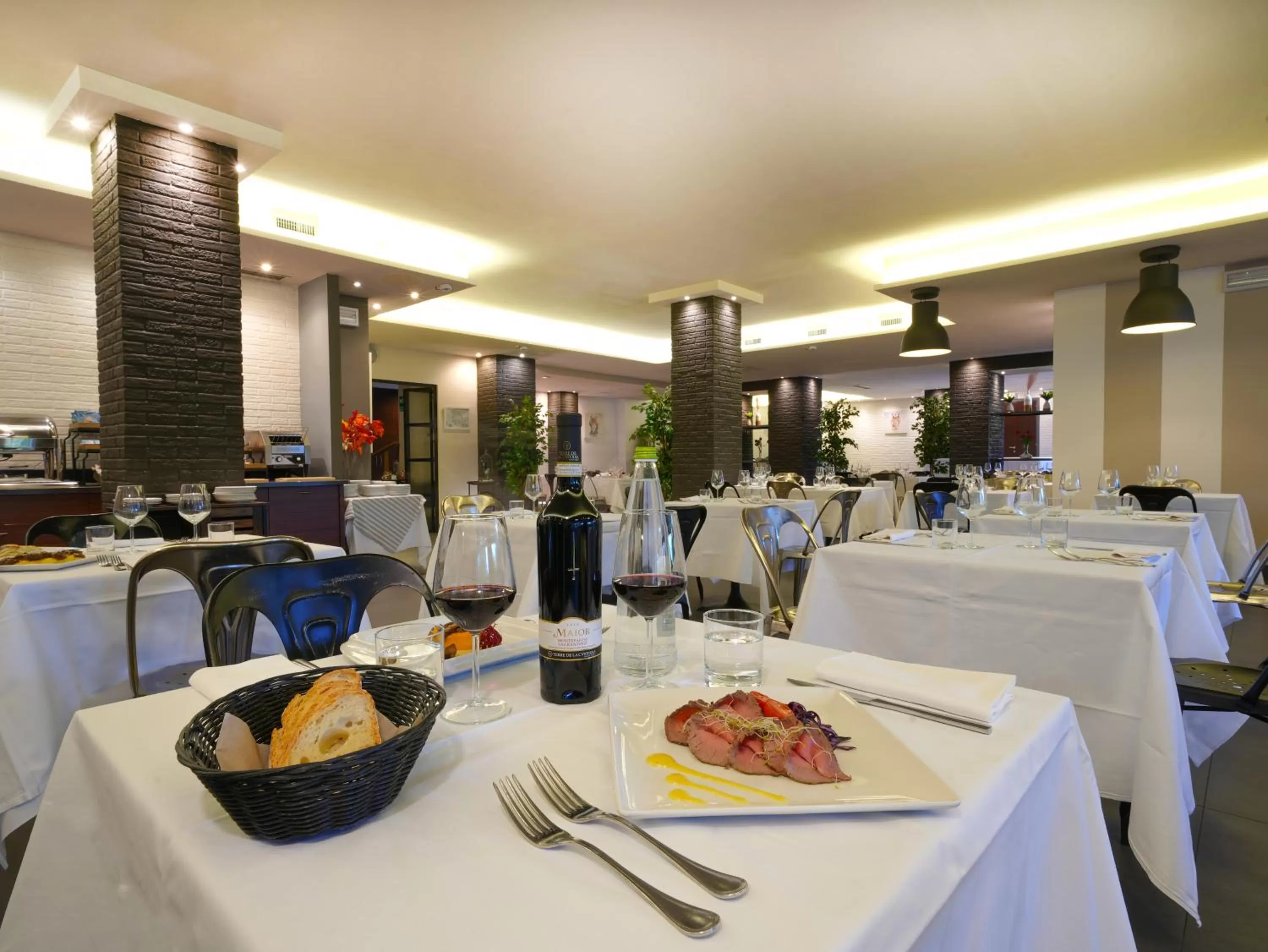 Food and drinks in La Meridiana Bleisure Hotel