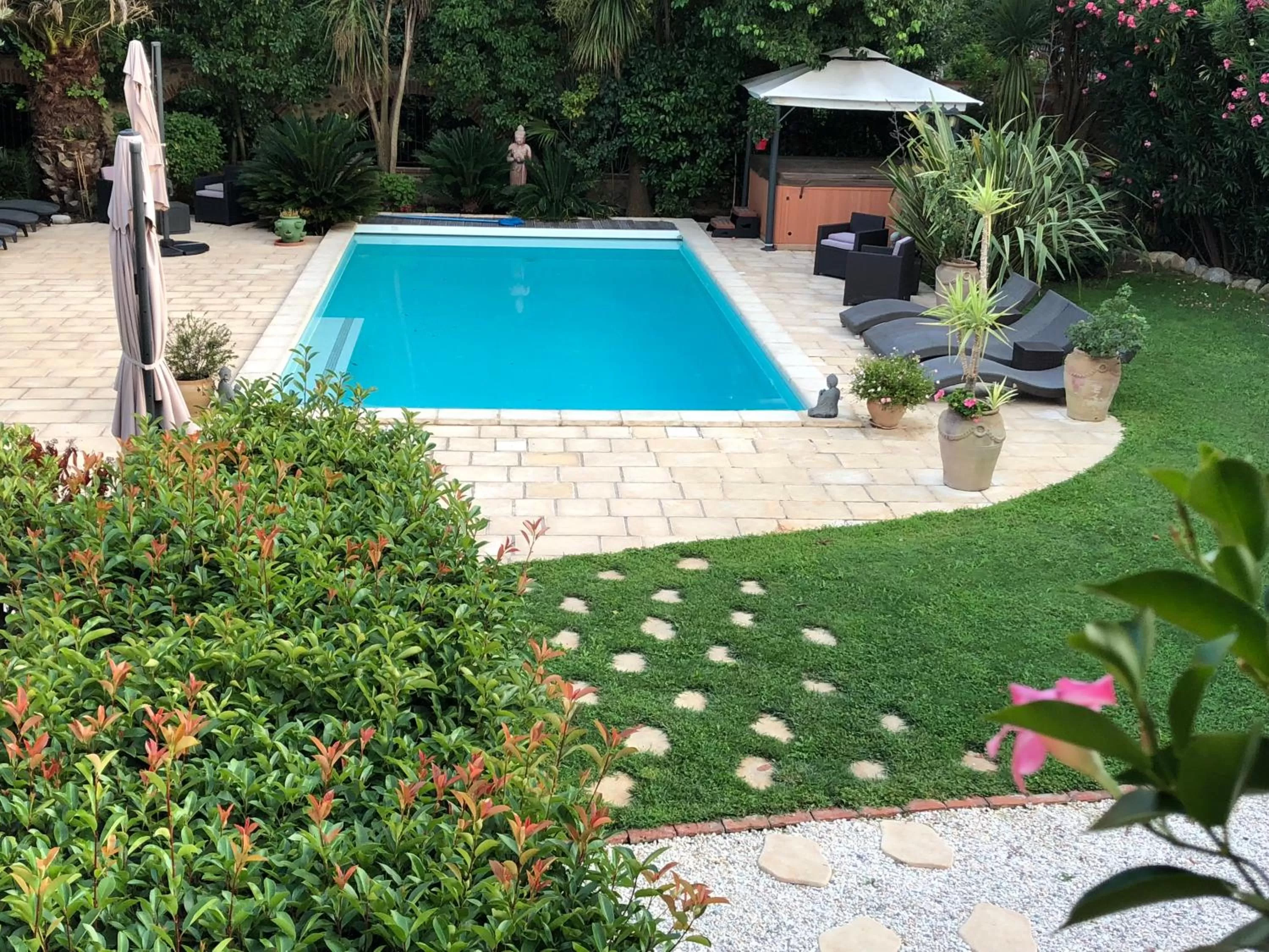 Swimming pool in Domaine De La Tannerie chambres d'hôtes et appartements