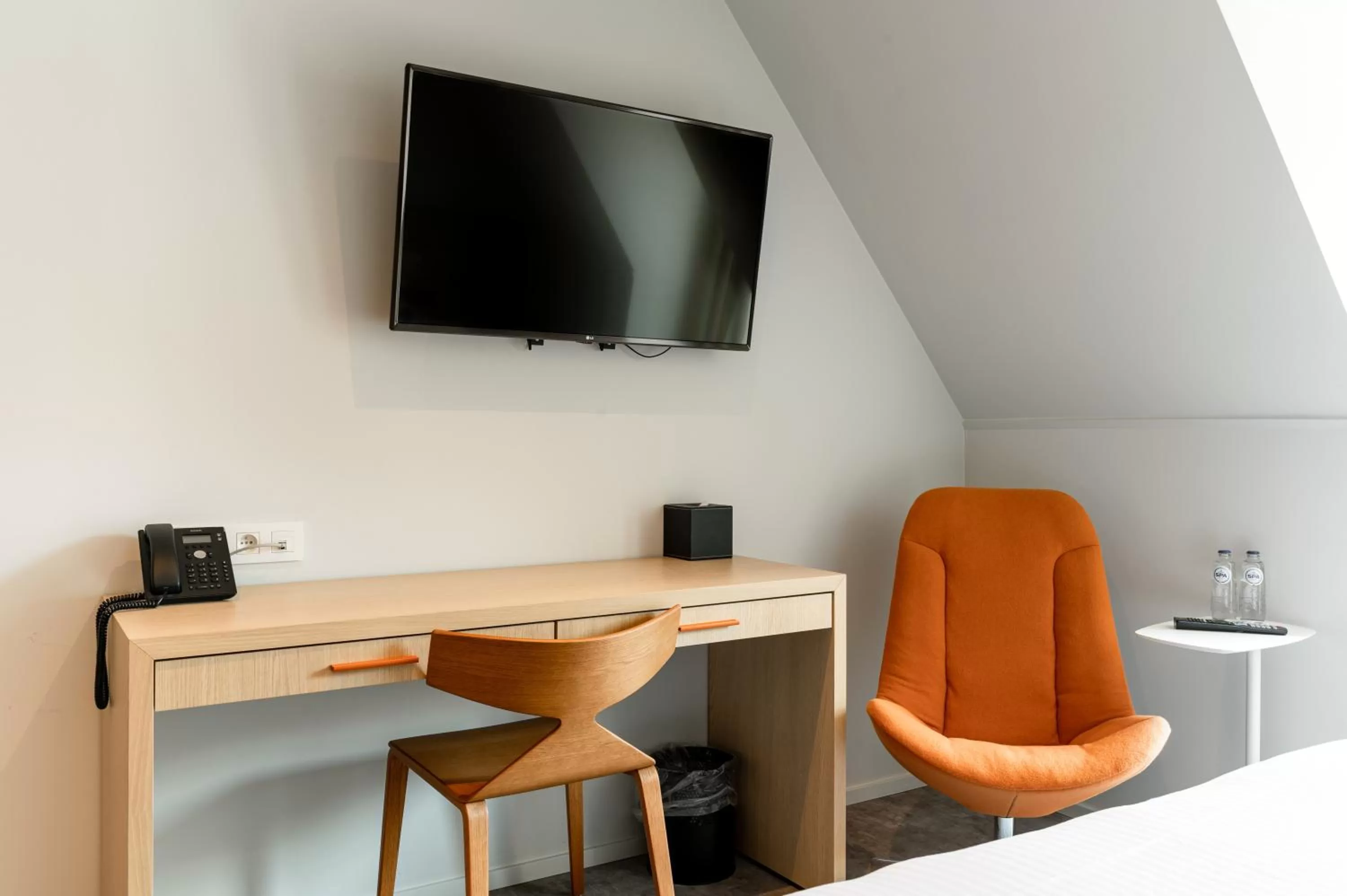 Communal lounge/ TV room in Hotel Le Bois De Bruges