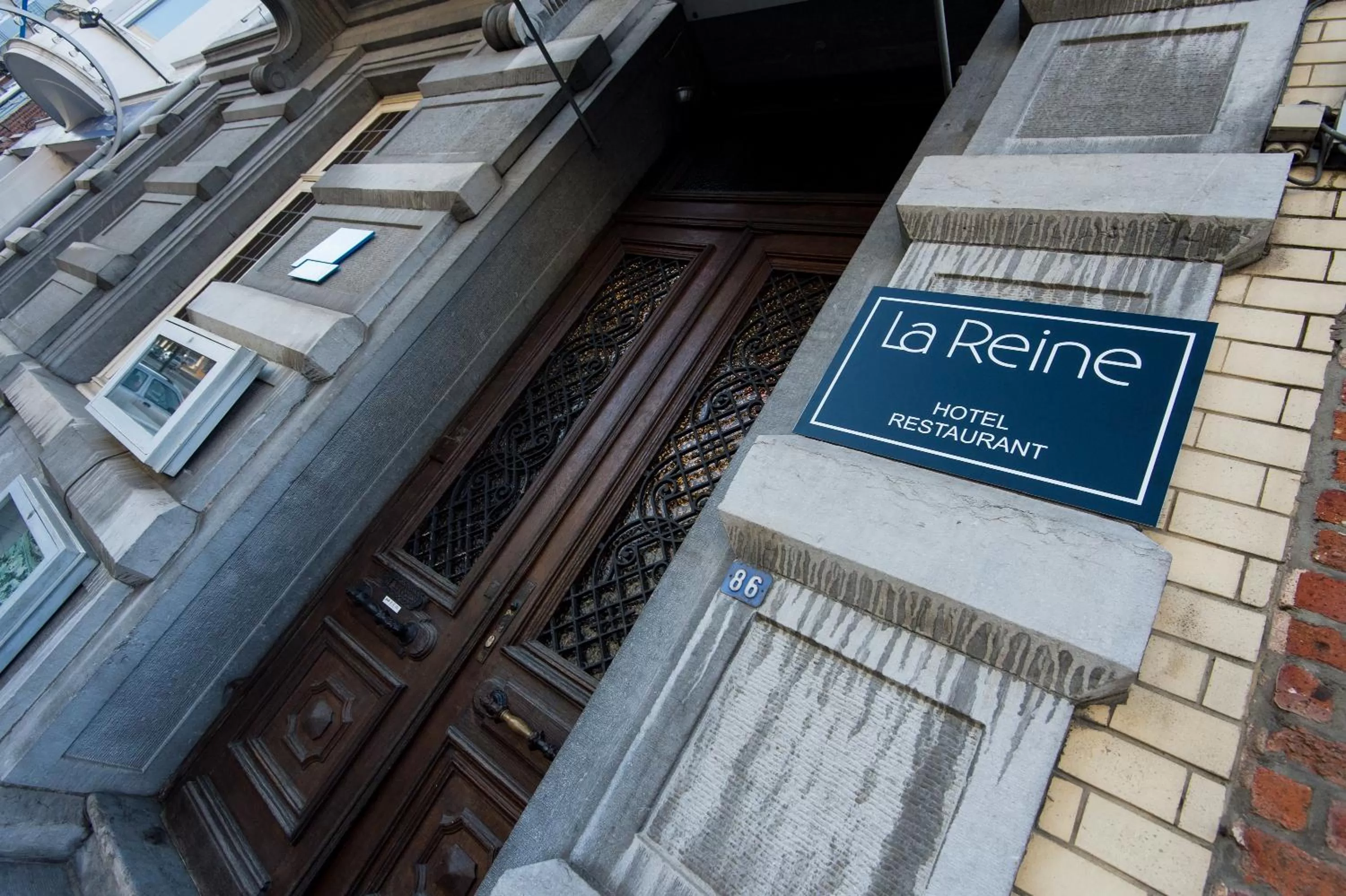 Facade/entrance in La Reine Hôtel & Restaurant