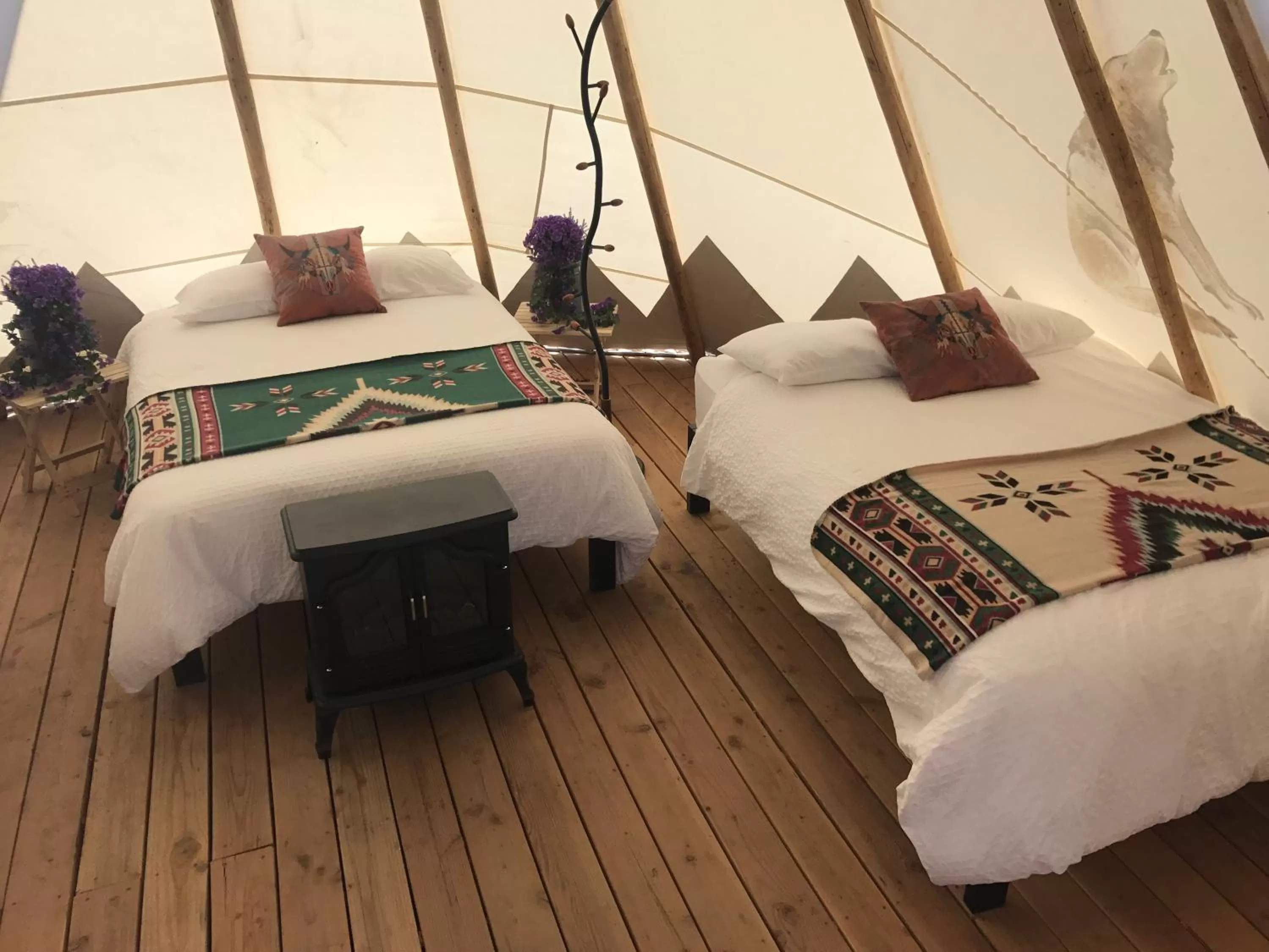 Bed in Olancha RV Park and Motel