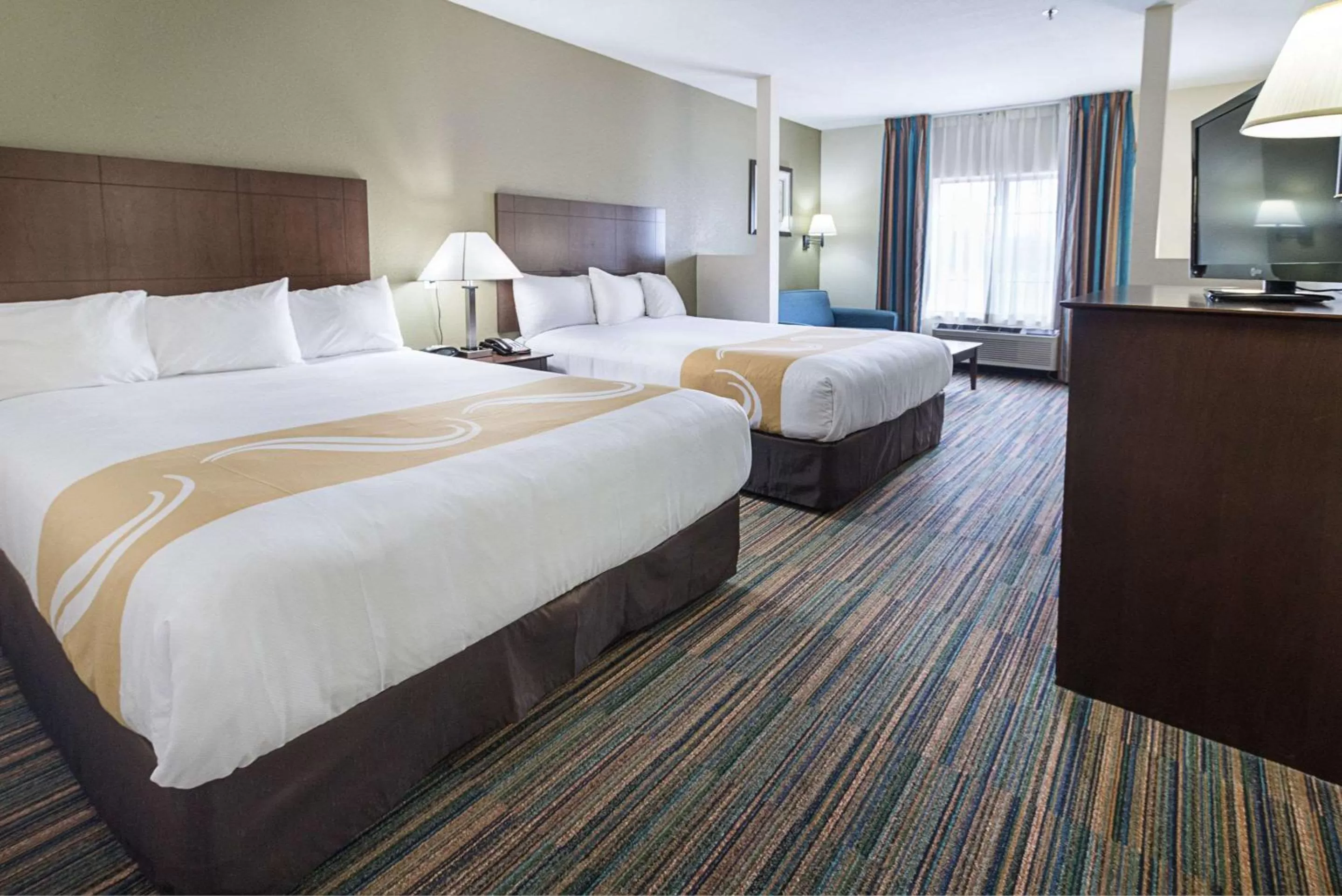 Photo of the whole room, Bed in Quality Suites Temple I-35