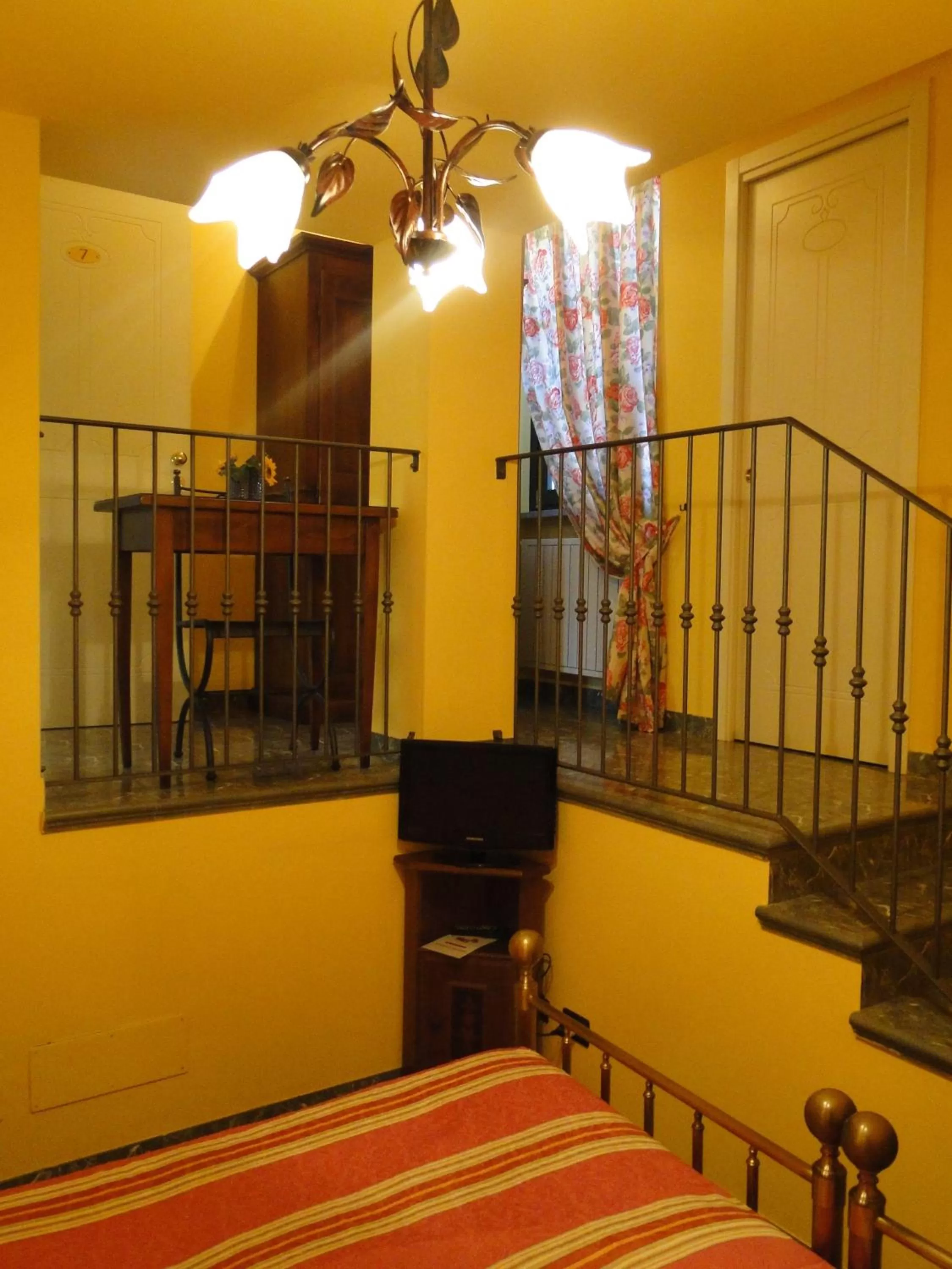 Photo of the whole room, Bed in Le Lanterne