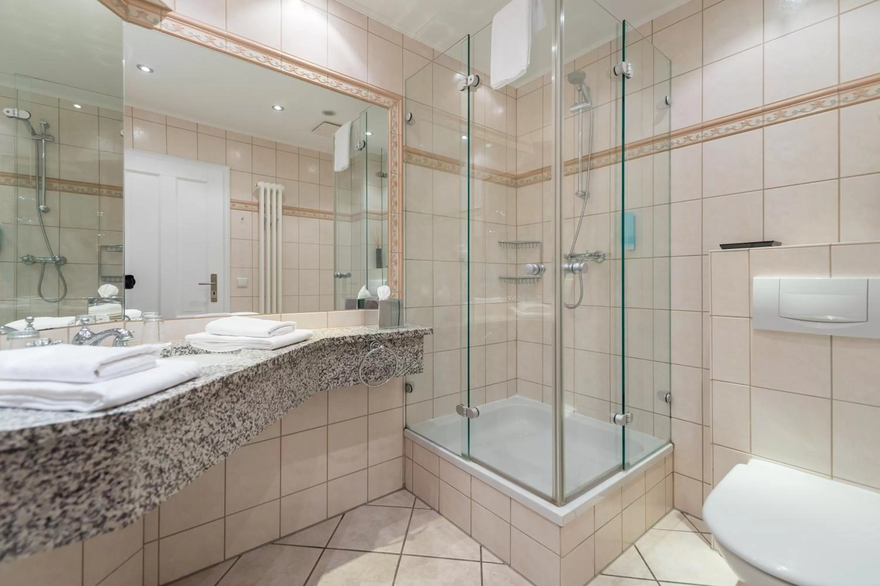 Shower, Bathroom in Hotel Villa Belvedere