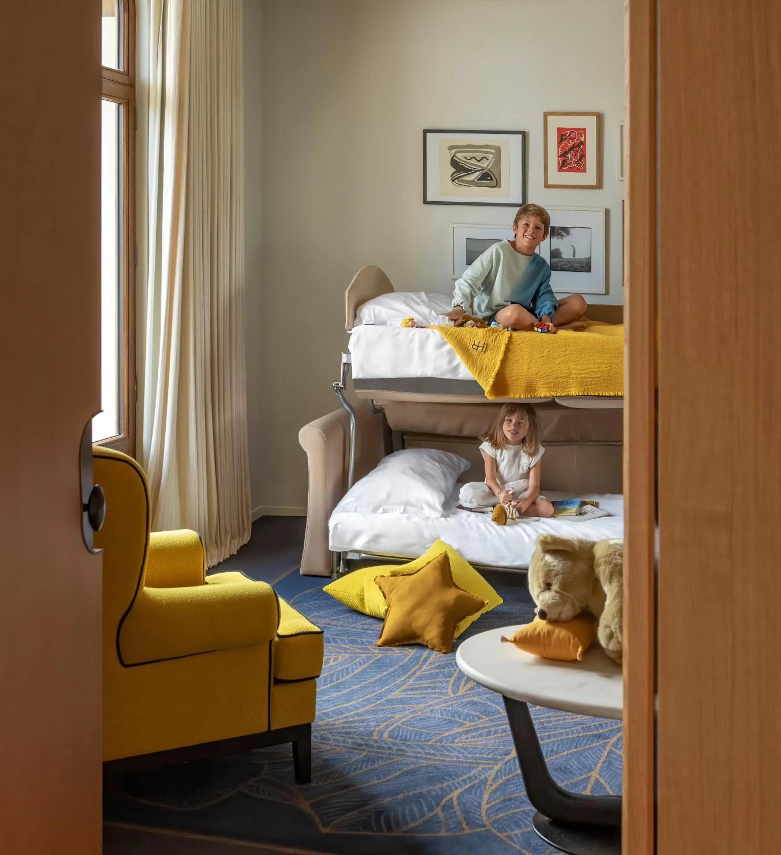 Living room, Bed in Hôtel Royal