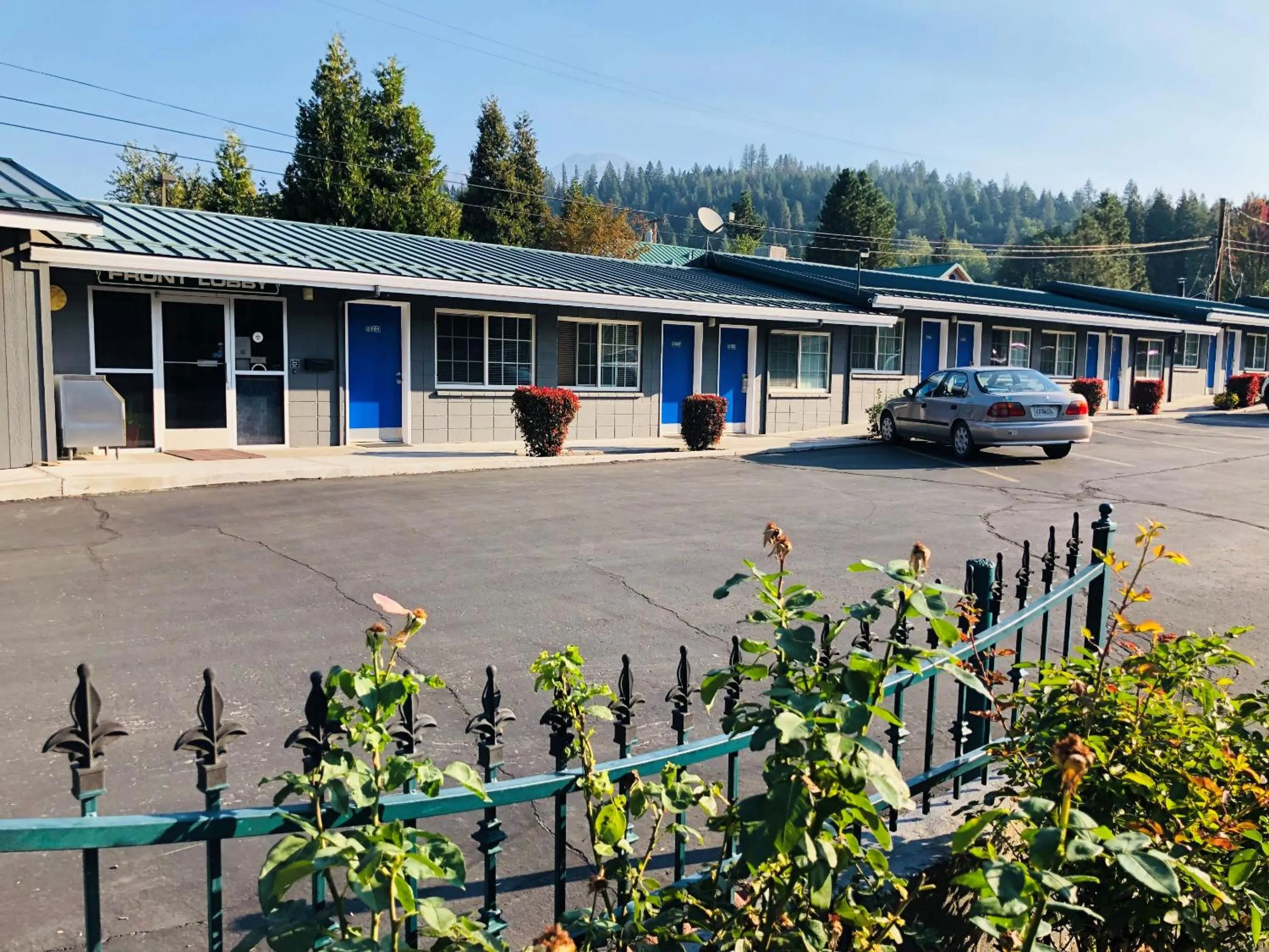 Facade/entrance in Pine Needles Inn