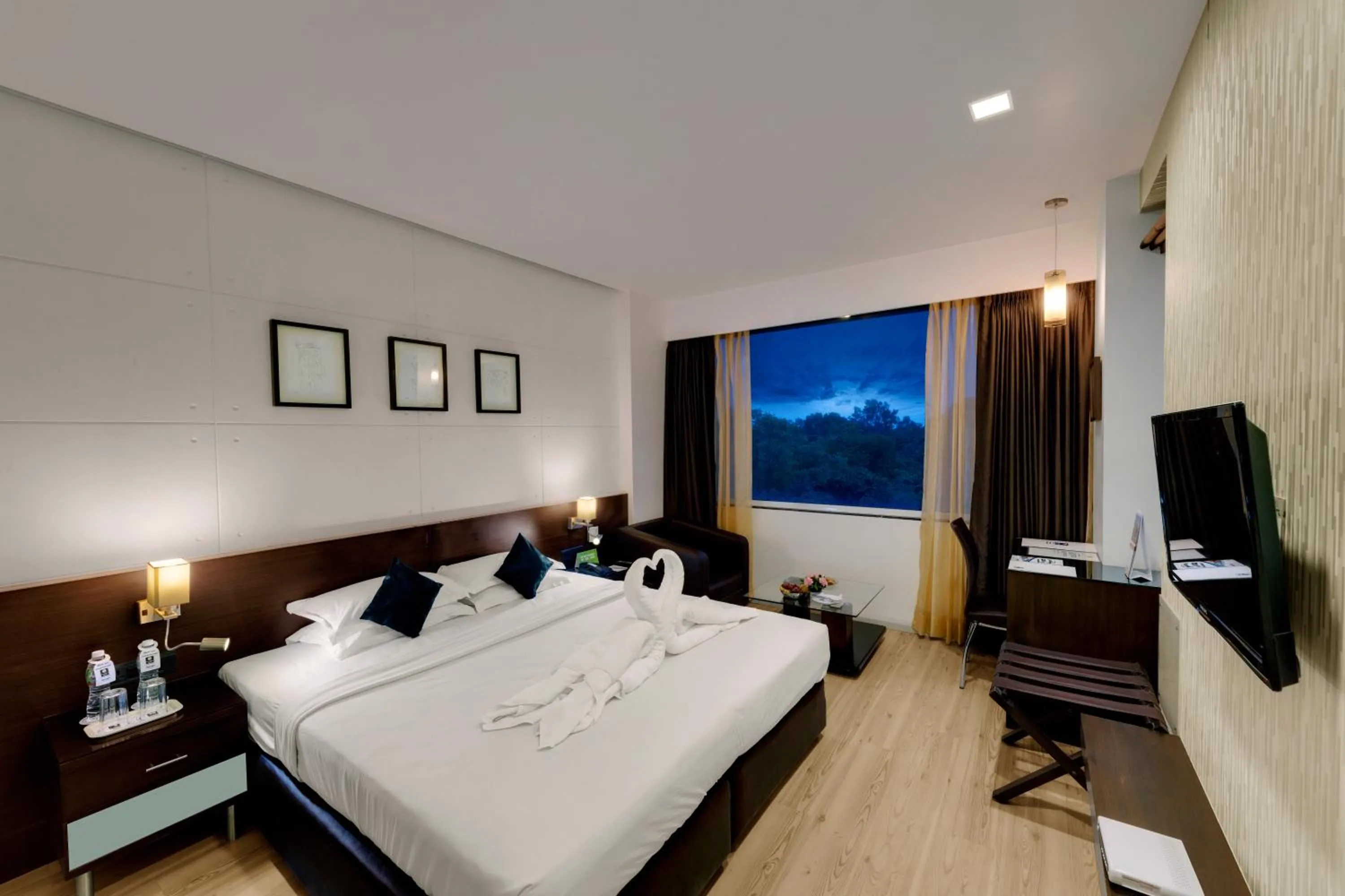 Photo of the whole room, Bed in Comfort Inn Sunset