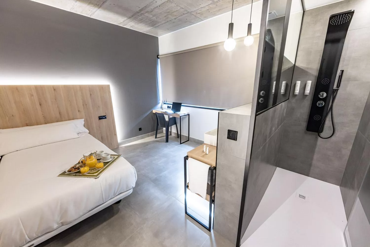 Shower, Bed in Hospedium Hotel Devalar Do Mar