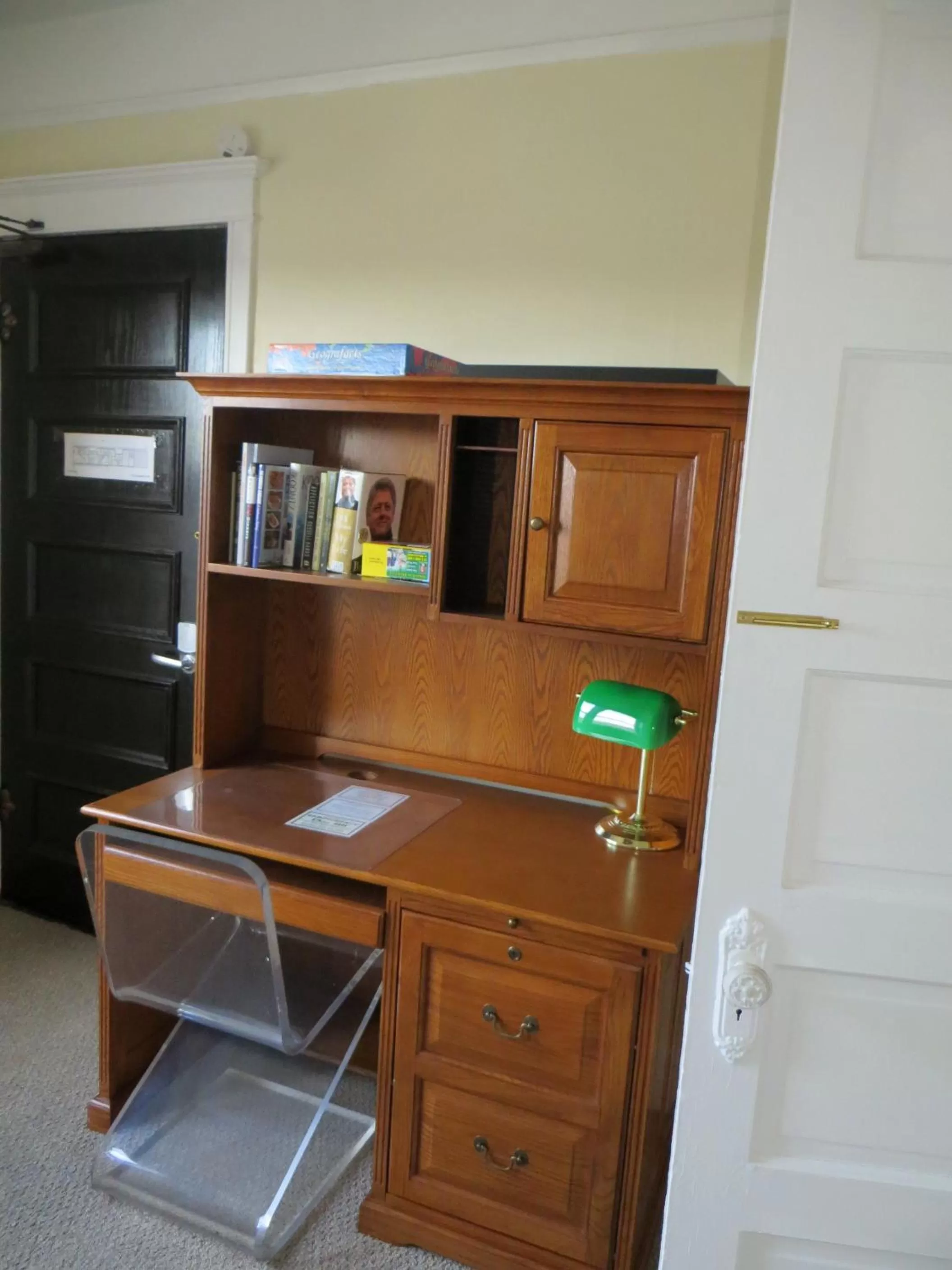 Seating area, TV/Entertainment Center in The Polo Inn Bridgeport U.S.A.