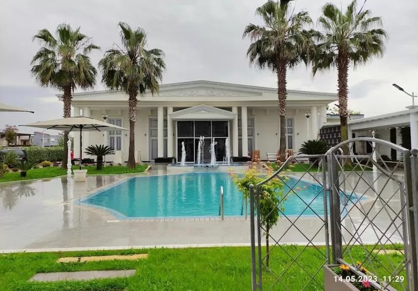 Swimming Pool in Hotel Colis