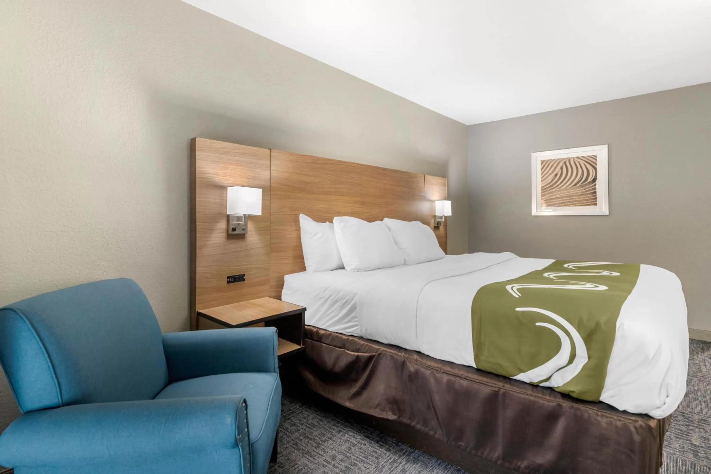 Bed in Quality Inn Downtown - near Market Square