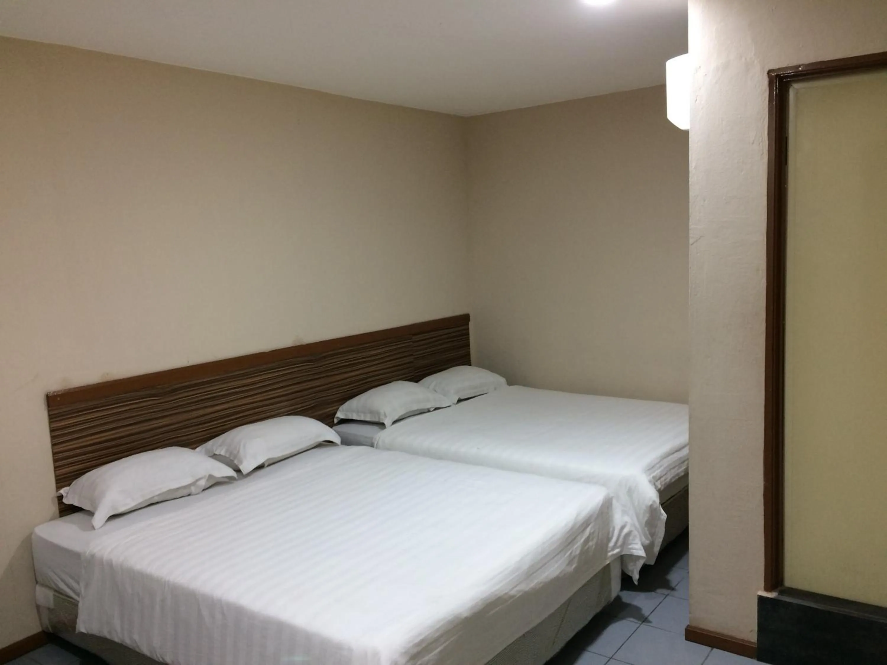 Bed in Iskandar Sinsuran Guesthouse