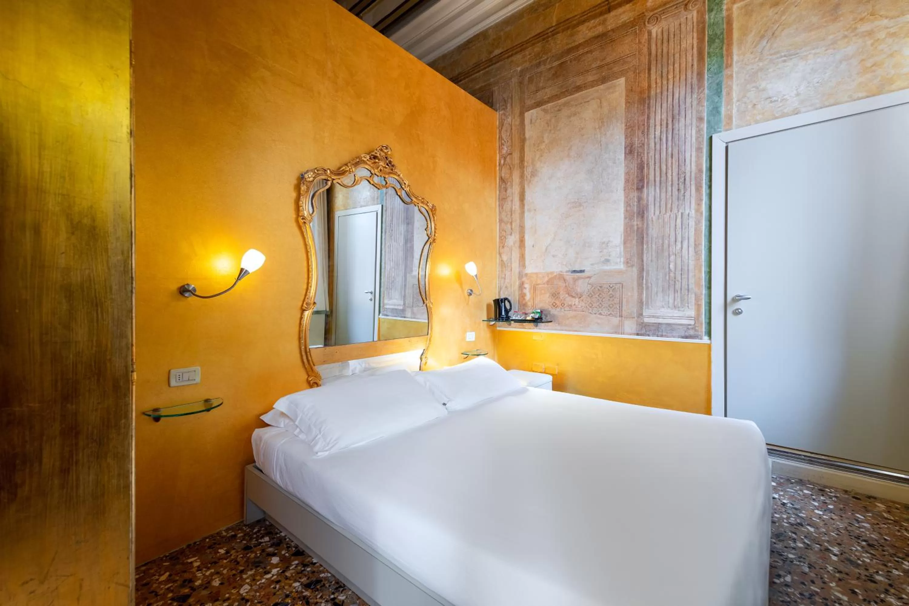 Photo of the whole room, Bed in Sogno di Giulietta e Romeo