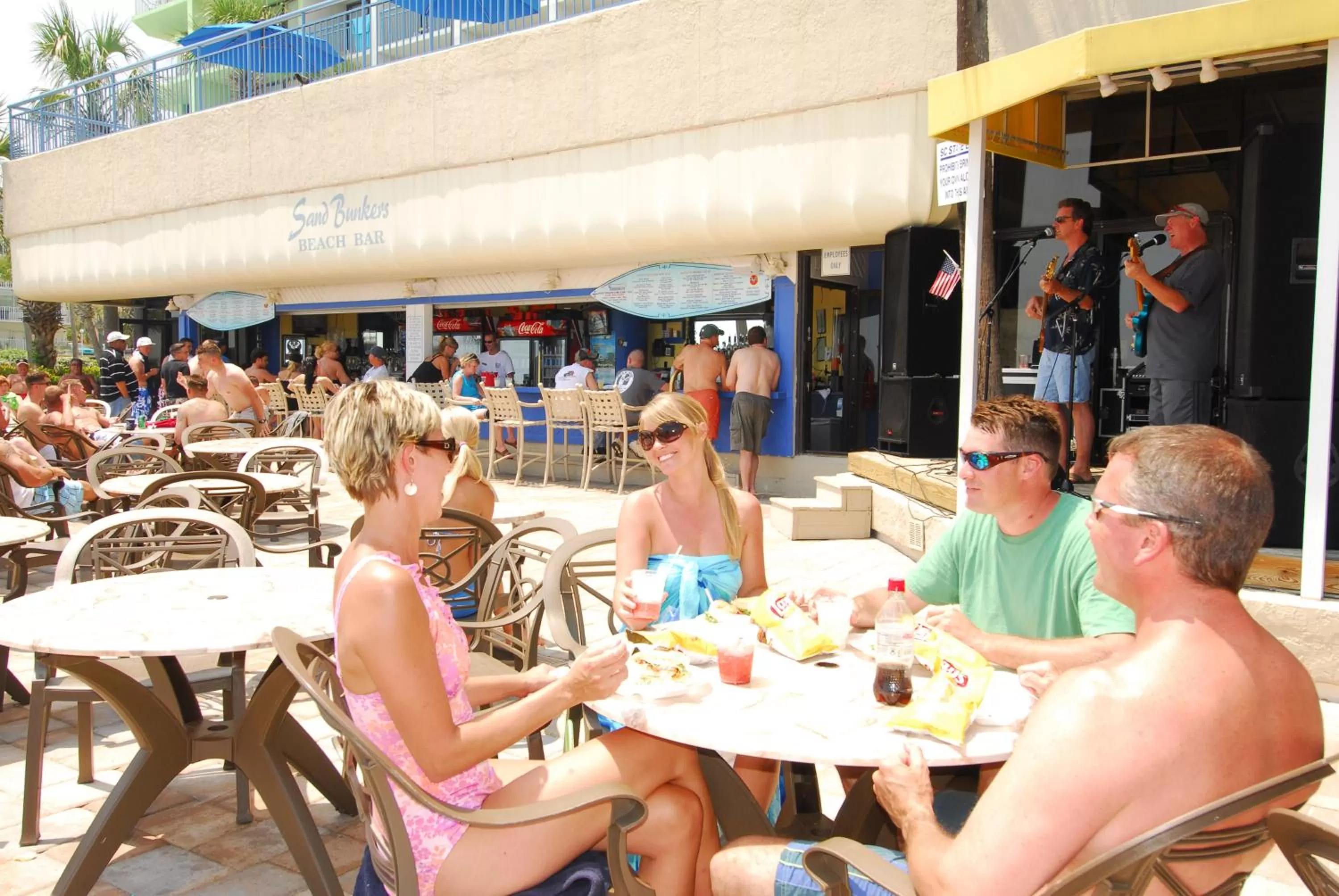 Restaurant/places to eat in Coral Beach Resort