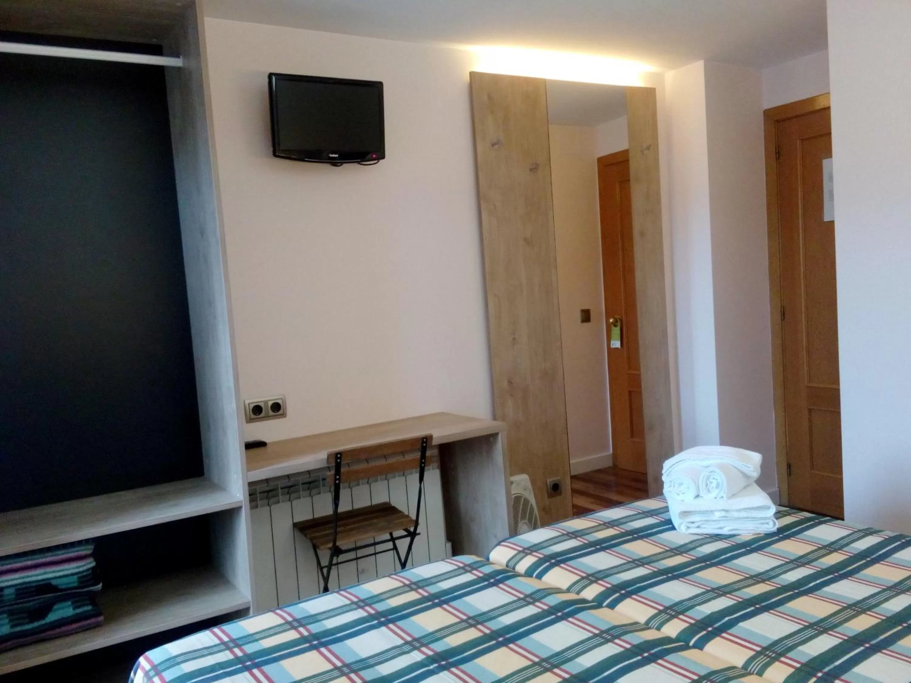 Bed, TV/Entertainment Center in CAN MENCIÓ - Plaça Major