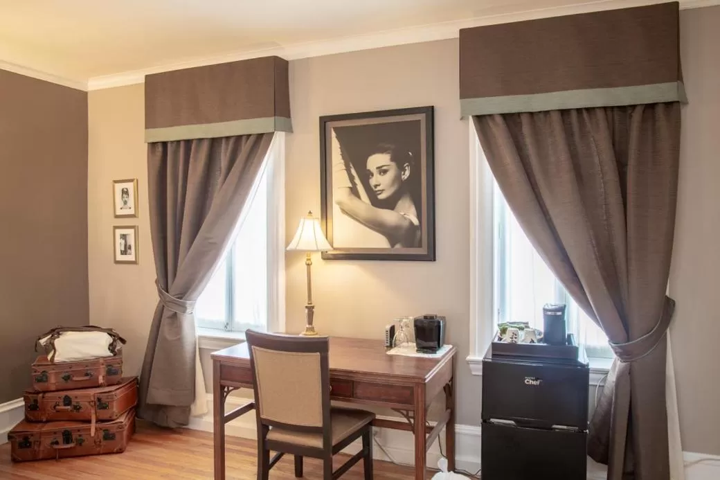 Seating area, Dining Area in Grey Gables Inn