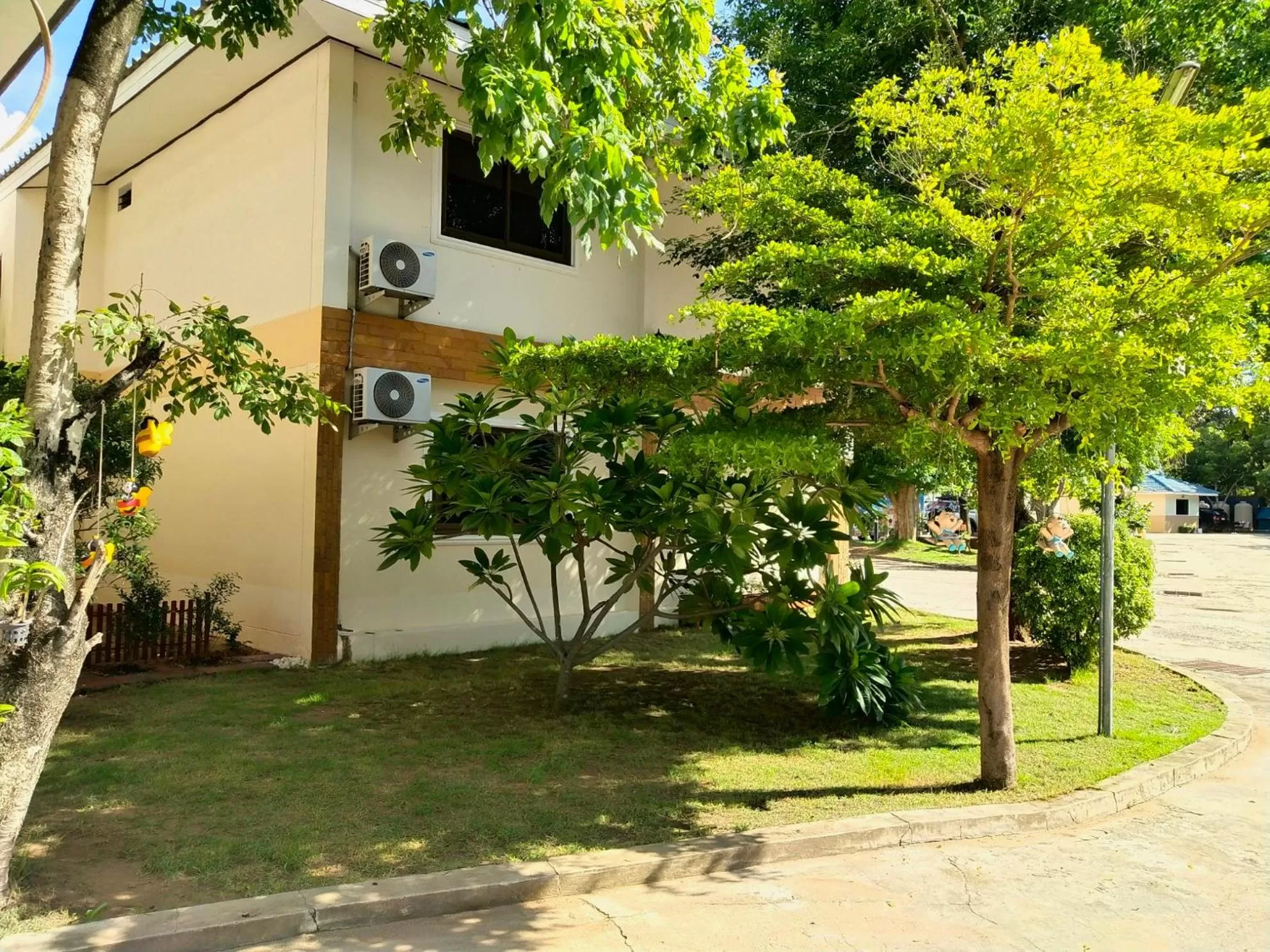 Property building in โรงแรมฟ้าพราวฝน Fah Proud Fon Hotel