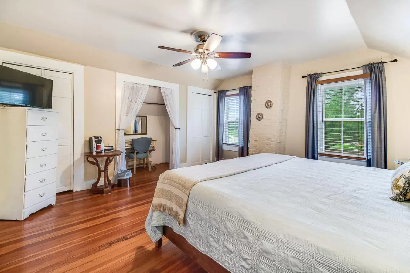 Photo of the whole room, Bed in T'Frere's Bed & Breakfast