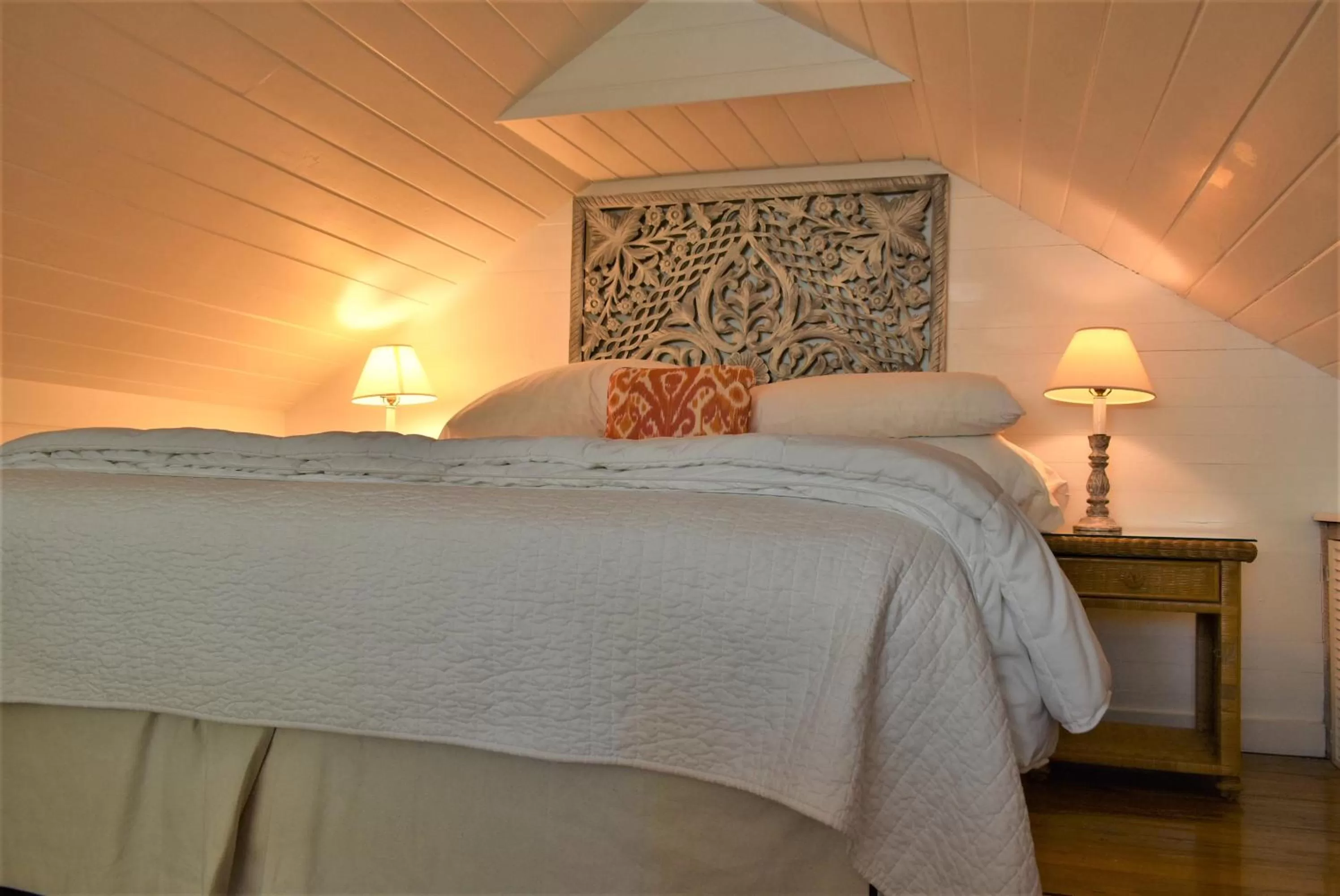 Bed in Simonton Court Historic Inn & Cottages