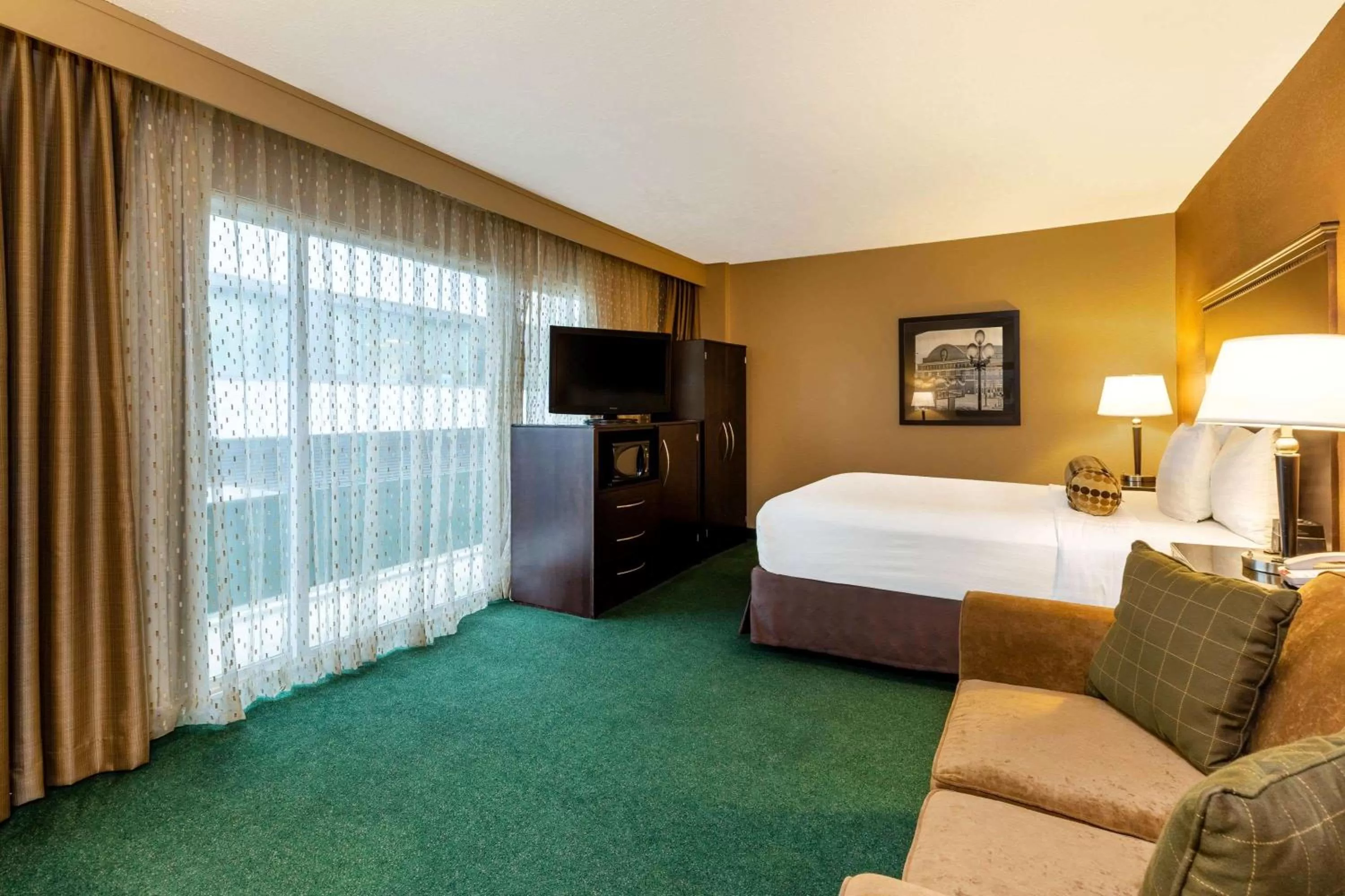Photo of the whole room, Bed in La Quinta by Wyndham Seattle Downtown
