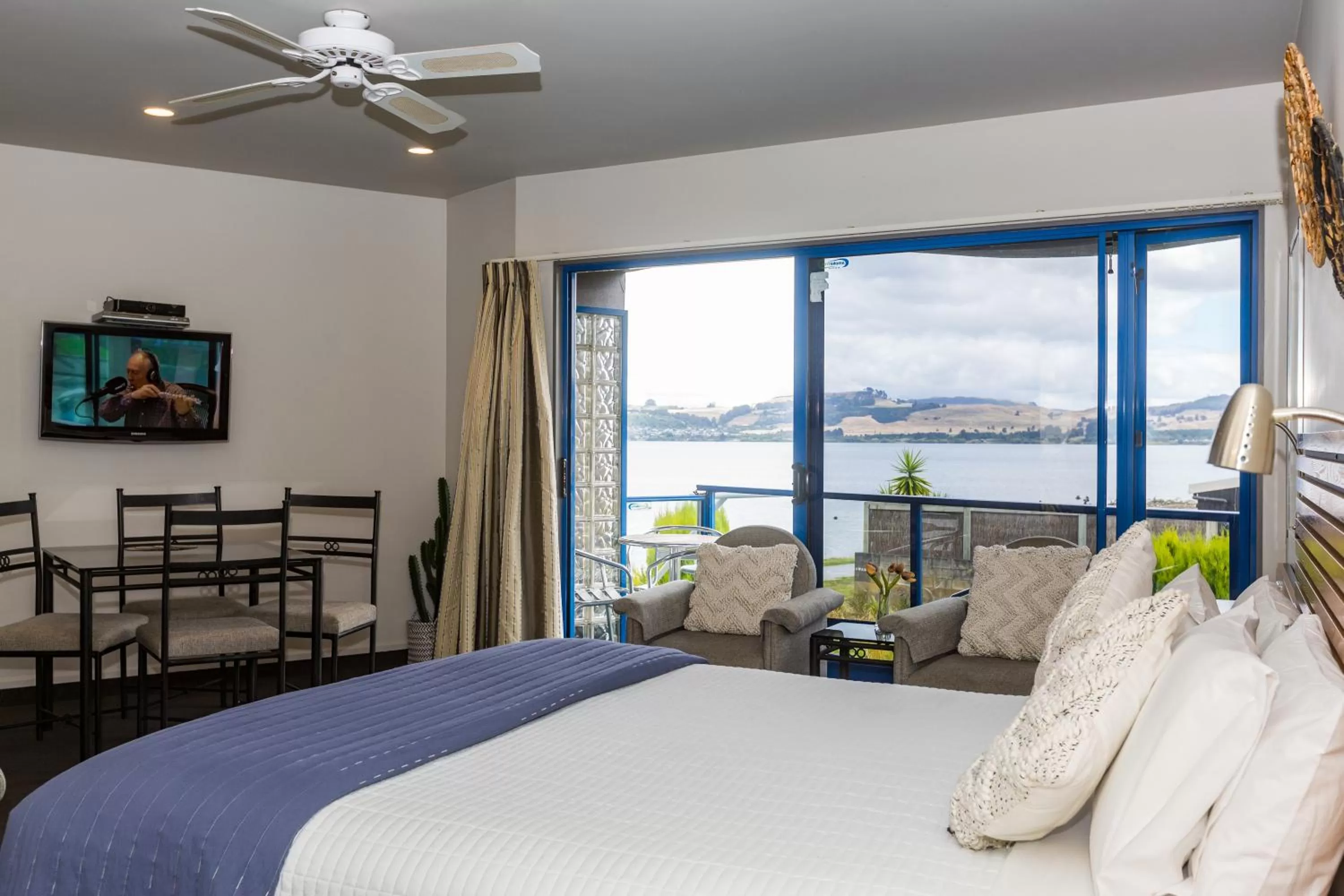 Family Room with Lake View in Clearwater Motor Lodge