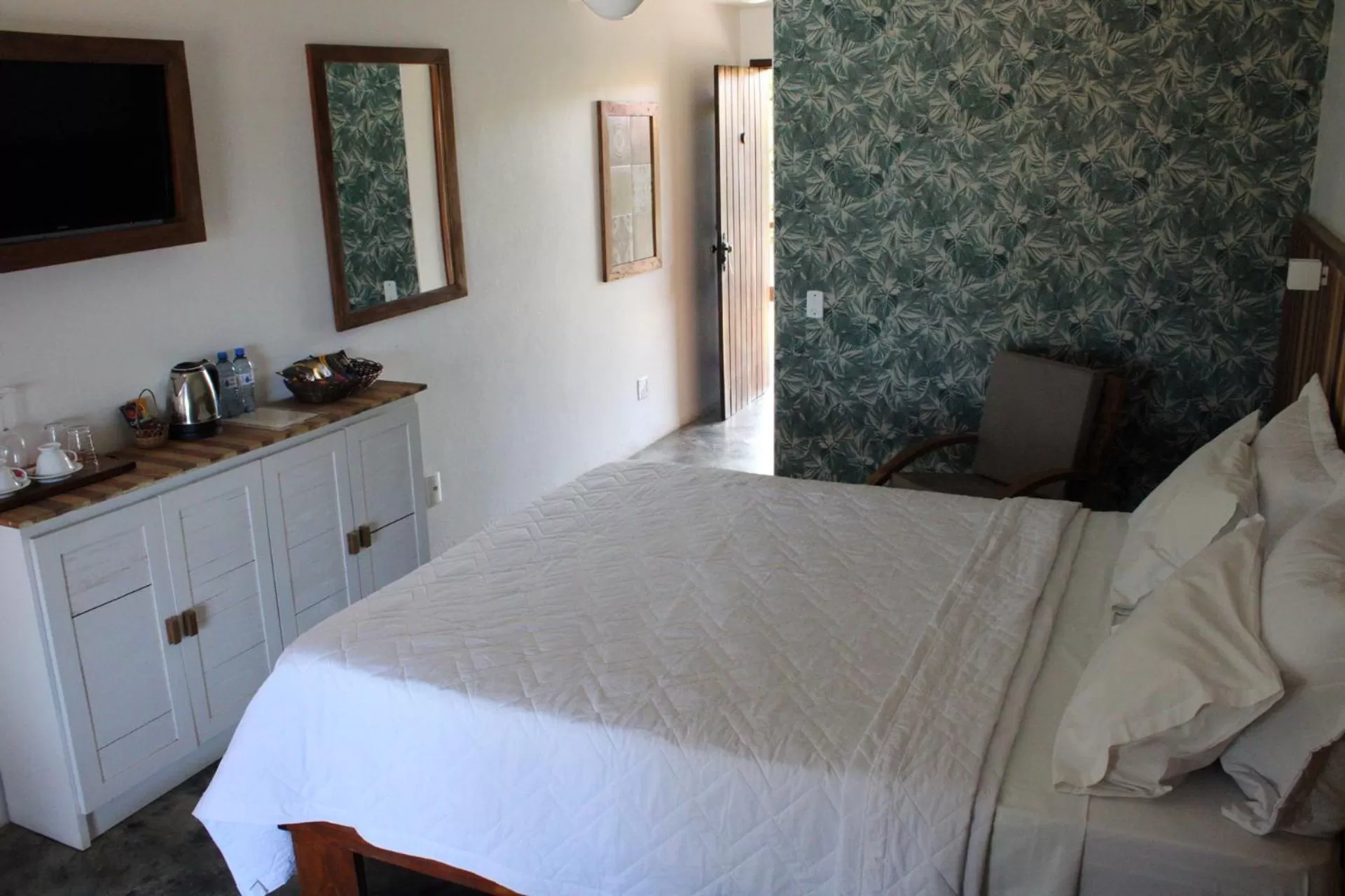 Property building, Bed in Pousada dos Hibiscus