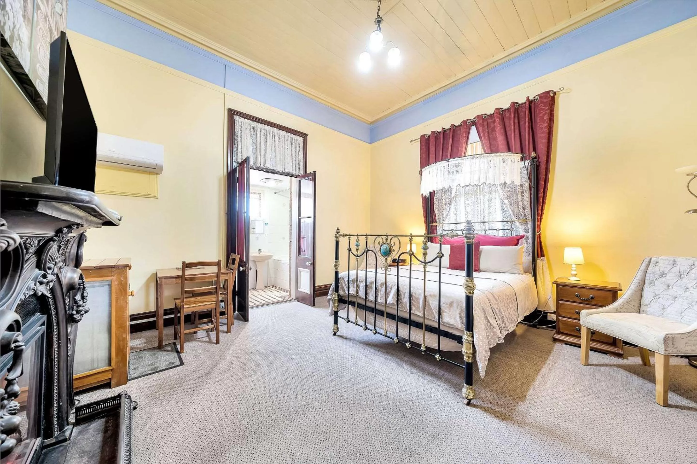 Photo of the whole room, Bed in Warwick Settlers Inn