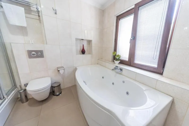 Shower in Tayahatun Hotel