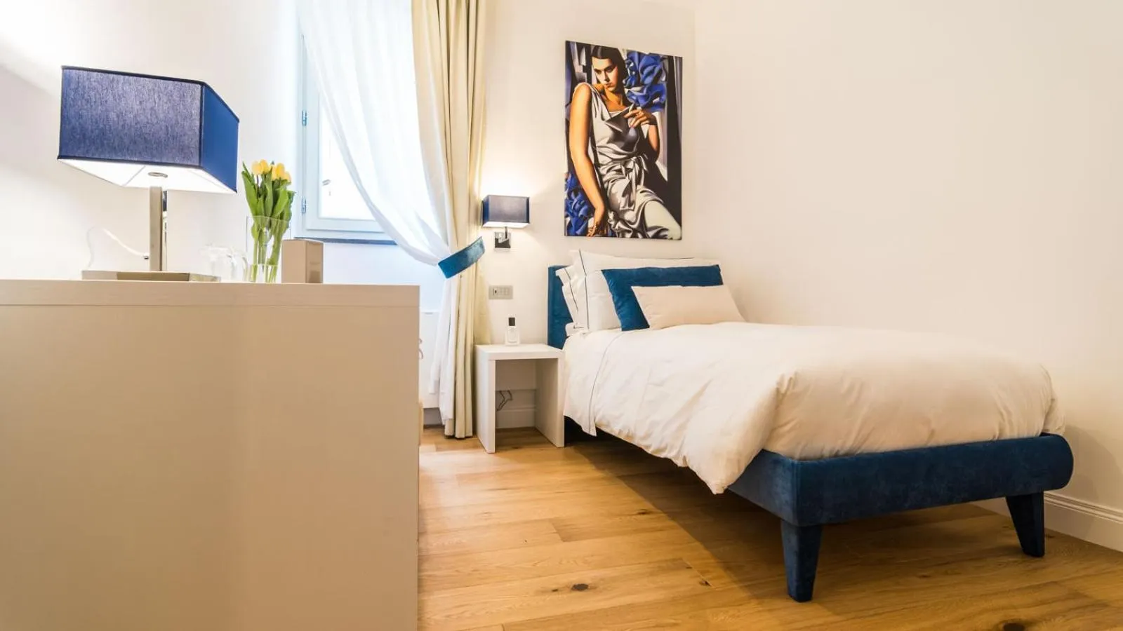 Photo of the whole room, Bed in Cafe Bleu Relais