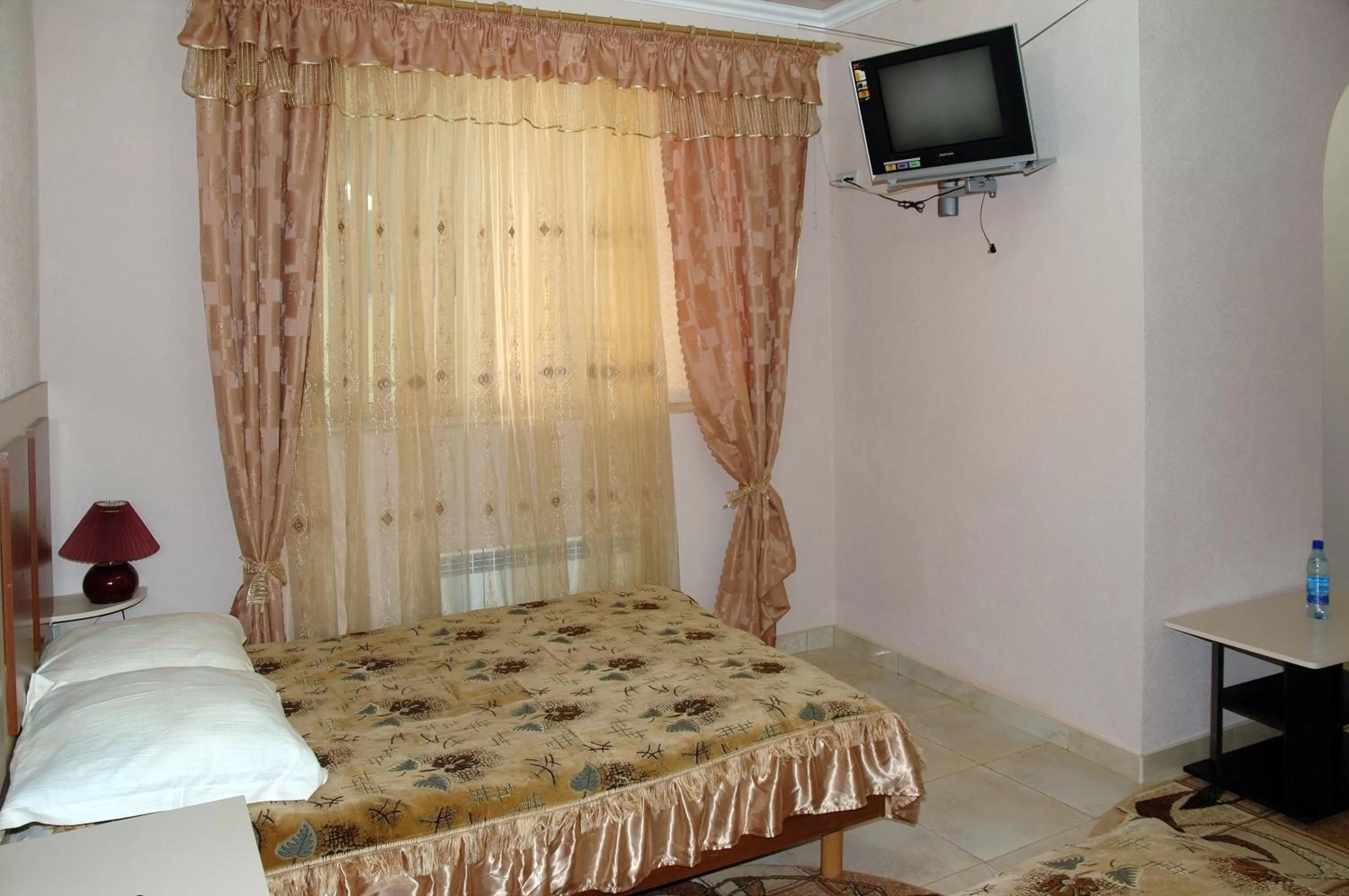 Bed in Monte-Kristo Hotel